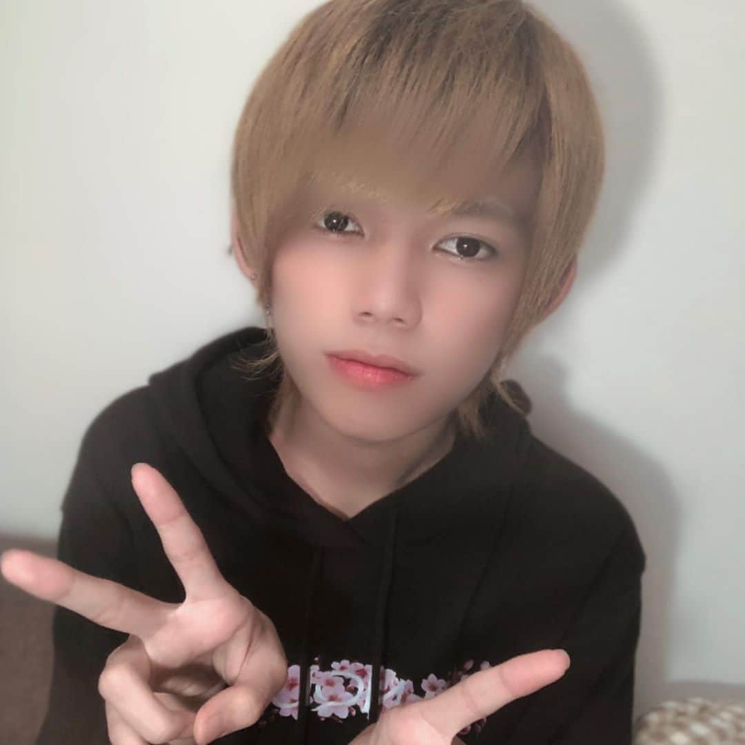 ゆうじのインスタグラム：「前髪切っただけなのに顔変わりました…」