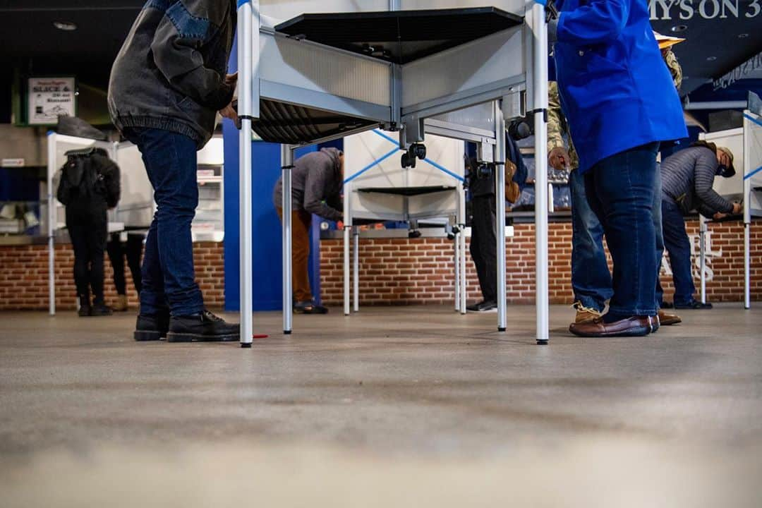 ボストン・レッドソックスさんのインスタグラム写真 - (ボストン・レッドソックスInstagram)「Batter’s Box ➡️ Ballot Box  (Boston residents can vote at Fenway from 11am-7pm today!)」10月18日 21時39分 - redsox