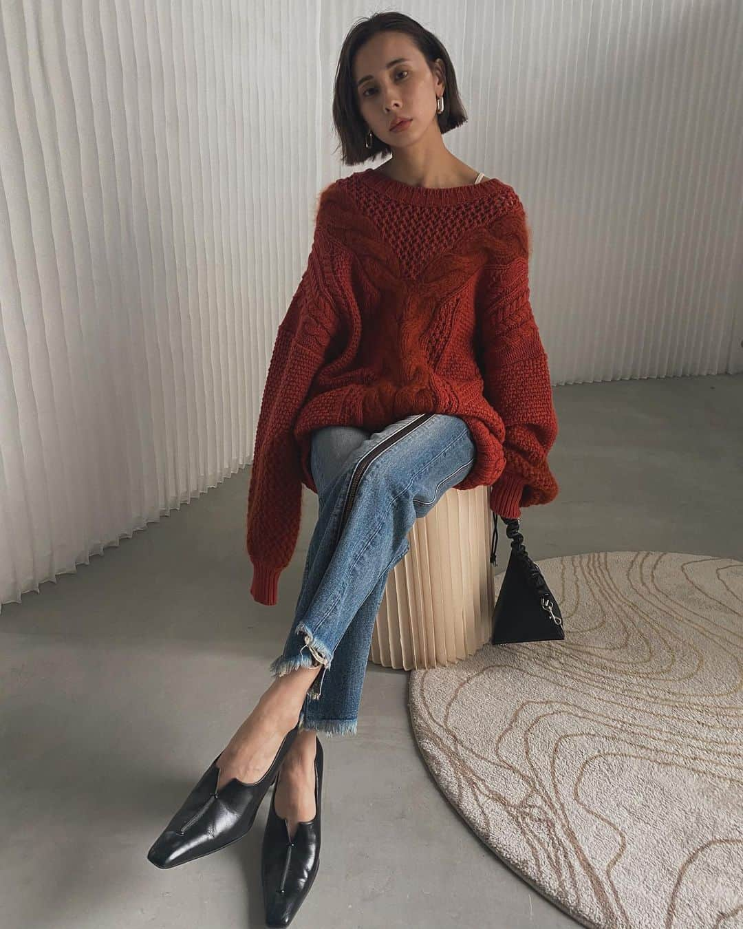 黒石奈央子さんのインスタグラム写真 - (黒石奈央子Instagram)「アメリふく。  . . .  TWIN YARN CABLE KNIT ¥20000 10/20 ZIPPER STRAIGHT DENIM ¥17500 10/27 . このコーデ好き。 赤いニットとデニムがかわいいでしょ。ちなみにこの、デニムマジで美脚なのでおすすめ  @ameri_shinjuku @amerivintage @ameri_daikanyama @ameri.shinsaibashi #ameri#amerivintage #fashion #vintagefashion #coordinate#ootd#outfit#osanposnap #705_outfit #大人ファッション #大人コーディネート #大人スタイル #modestyle #modefashion#modecasual」10月18日 21時39分 - blackstone705