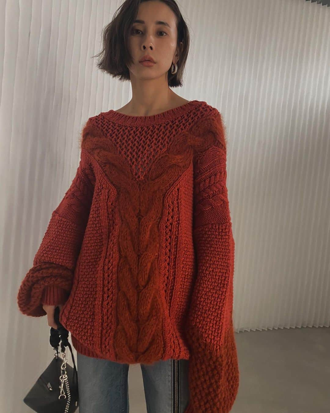 黒石奈央子さんのインスタグラム写真 - (黒石奈央子Instagram)「アメリふく。  . . .  TWIN YARN CABLE KNIT ¥20000 10/20 ZIPPER STRAIGHT DENIM ¥17500 10/27 . このコーデ好き。 赤いニットとデニムがかわいいでしょ。ちなみにこの、デニムマジで美脚なのでおすすめ  @ameri_shinjuku @amerivintage @ameri_daikanyama @ameri.shinsaibashi #ameri#amerivintage #fashion #vintagefashion #coordinate#ootd#outfit#osanposnap #705_outfit #大人ファッション #大人コーディネート #大人スタイル #modestyle #modefashion#modecasual」10月18日 21時39分 - blackstone705