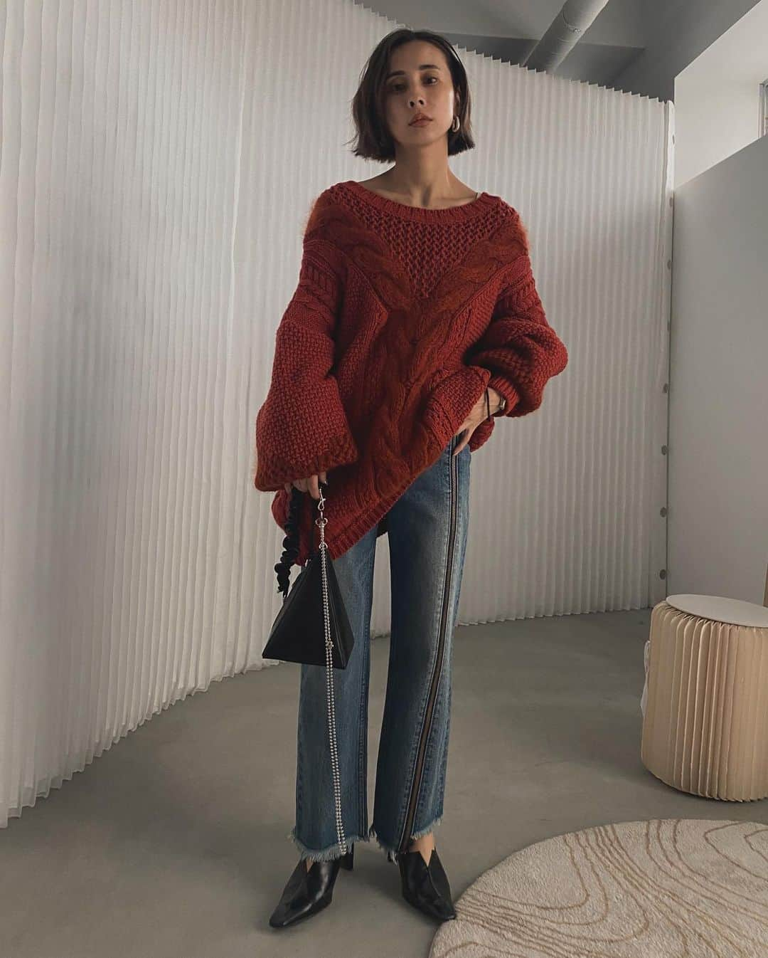 黒石奈央子さんのインスタグラム写真 - (黒石奈央子Instagram)「アメリふく。  . . .  TWIN YARN CABLE KNIT ¥20000 10/20 ZIPPER STRAIGHT DENIM ¥17500 10/27 . このコーデ好き。 赤いニットとデニムがかわいいでしょ。ちなみにこの、デニムマジで美脚なのでおすすめ  @ameri_shinjuku @amerivintage @ameri_daikanyama @ameri.shinsaibashi #ameri#amerivintage #fashion #vintagefashion #coordinate#ootd#outfit#osanposnap #705_outfit #大人ファッション #大人コーディネート #大人スタイル #modestyle #modefashion#modecasual」10月18日 21時39分 - blackstone705