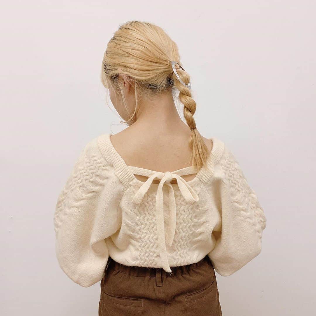 Vannie Officialのインスタグラム：「⠀ 【VANNIE U スクエアネックケーブルニット】4,000+tax ⠀  オンナ度MAX！華奢見えニット♡  ⠀ 《styling》 ふんわりとした袖が女の子らしさをグッと引き立てるスクエアネックケーブルニット♡ パンツ合わせでさっぱりと合わせるのも良し◎ボリュームスカートで思いっきりガーリーに仕上げるのもオススメ♪ コンパクトなサイズ感なのでコーデのバランスが取りやすい一枚です！  ⠀ 《detail》 ふんわり袖にケーブル編みなど女の子らしいディテールが満載♡ バックネックにはリボンが施され後ろ姿も気を抜かないしっかり可愛い一枚に仕上げました◎  ⠀ 《fabric》 チクチク感のない暖かい風合いのニット使用 ⠀ ⠀ ⠀ #vannie_u#ヴァニーユー #ZOZOでしか買えない⠀⠀ お問い合わせはDMまでご連絡ください‪‪☺︎‬」