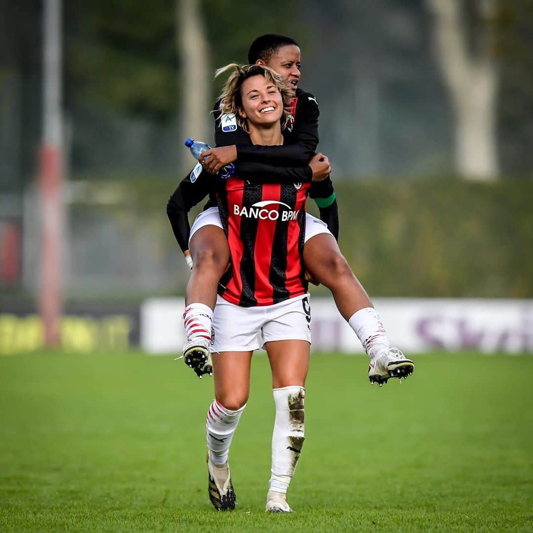 ACミランさんのインスタグラム写真 - (ACミランInstagram)「#MilanInter: 4⃣-1⃣  What a derby, what a weekend 🤩  Splendid job Rossonere, proud of you 👏 #FollowTheRossonere #SempreMilan」10月18日 21時40分 - acmilan