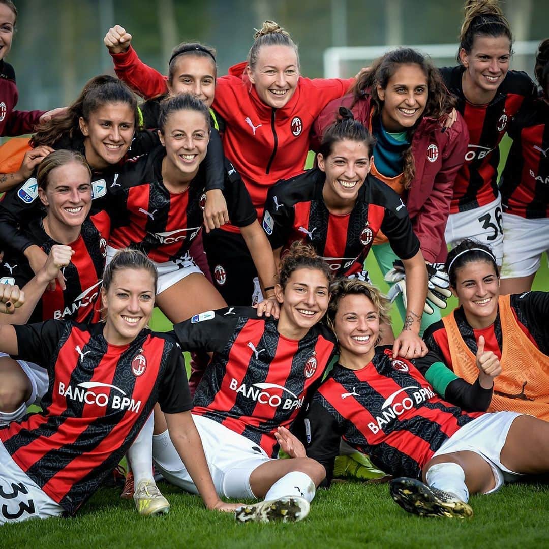 Acミランさんのインスタグラム写真 Acミランinstagram Followtherossonere Party Time In The Dressing Room Milaninter Sempremilan 10月18日 22時31分 Acmilan