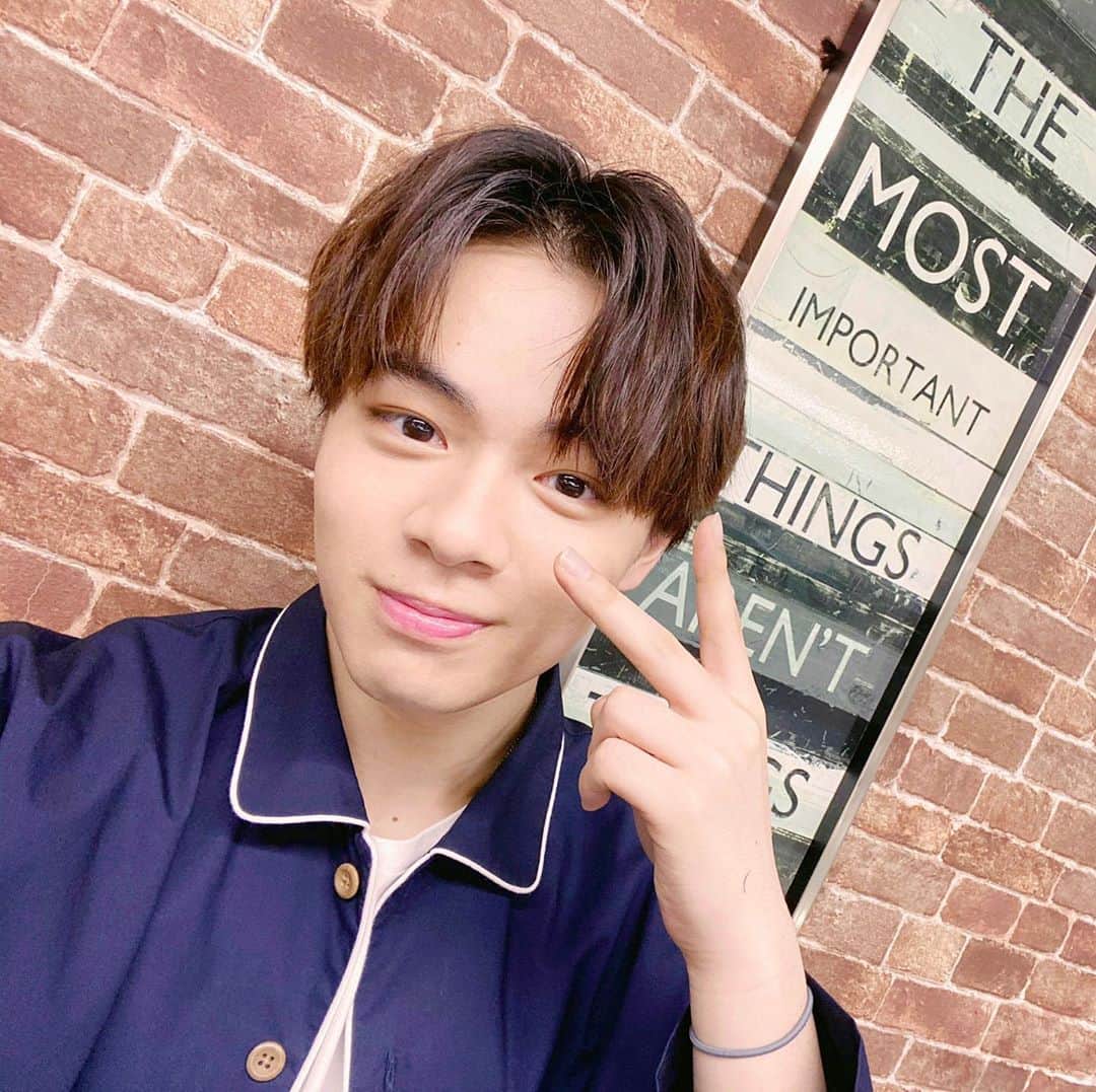 のインスタグラム：「JAMの皆さんへ JO1 ✨  本日行われました『JO1 PajamaParty』の模様を少しお届けします❗️ 映像の一部は、後日 #JO1 公式YouTubeにて公開しますので もう少しお待ちください✨ — [👽] #tsuruboshion #tsurubo #shion #鶴房汐恩 #JO1 #JAM #produce101japan #japan #jpop」