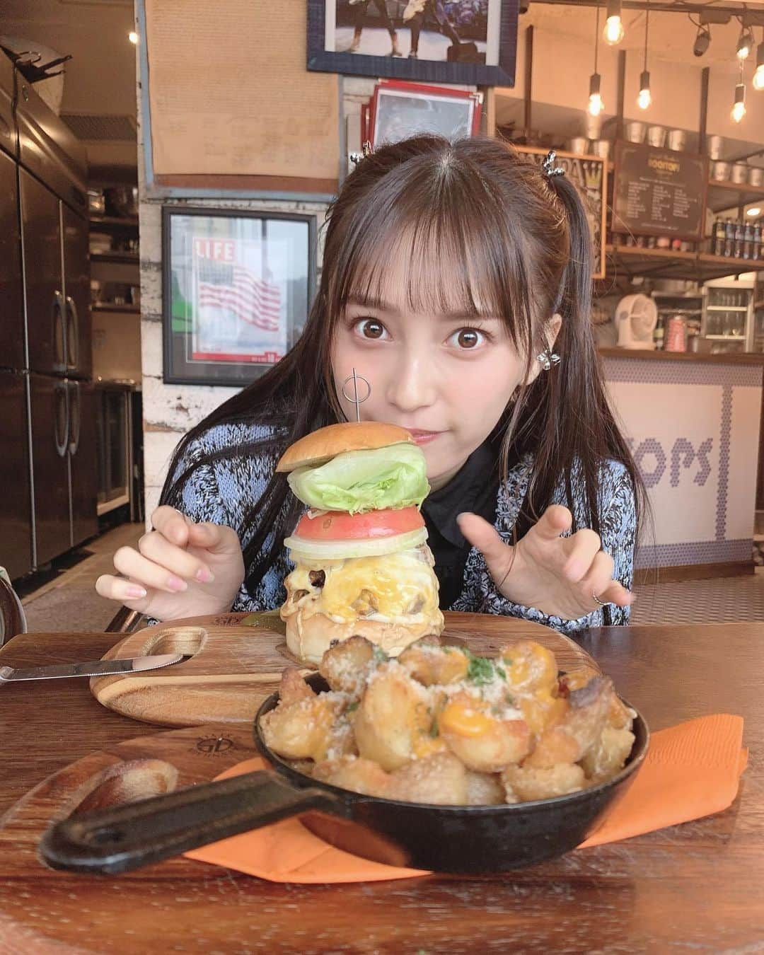 小山リーナさんのインスタグラム写真 - (小山リーナInstagram)「どーん！！！ ハンバーガーってたまに食べたくなる〜〜めちゃ美味しかった🍔」10月18日 21時51分 - rina_koyama_box