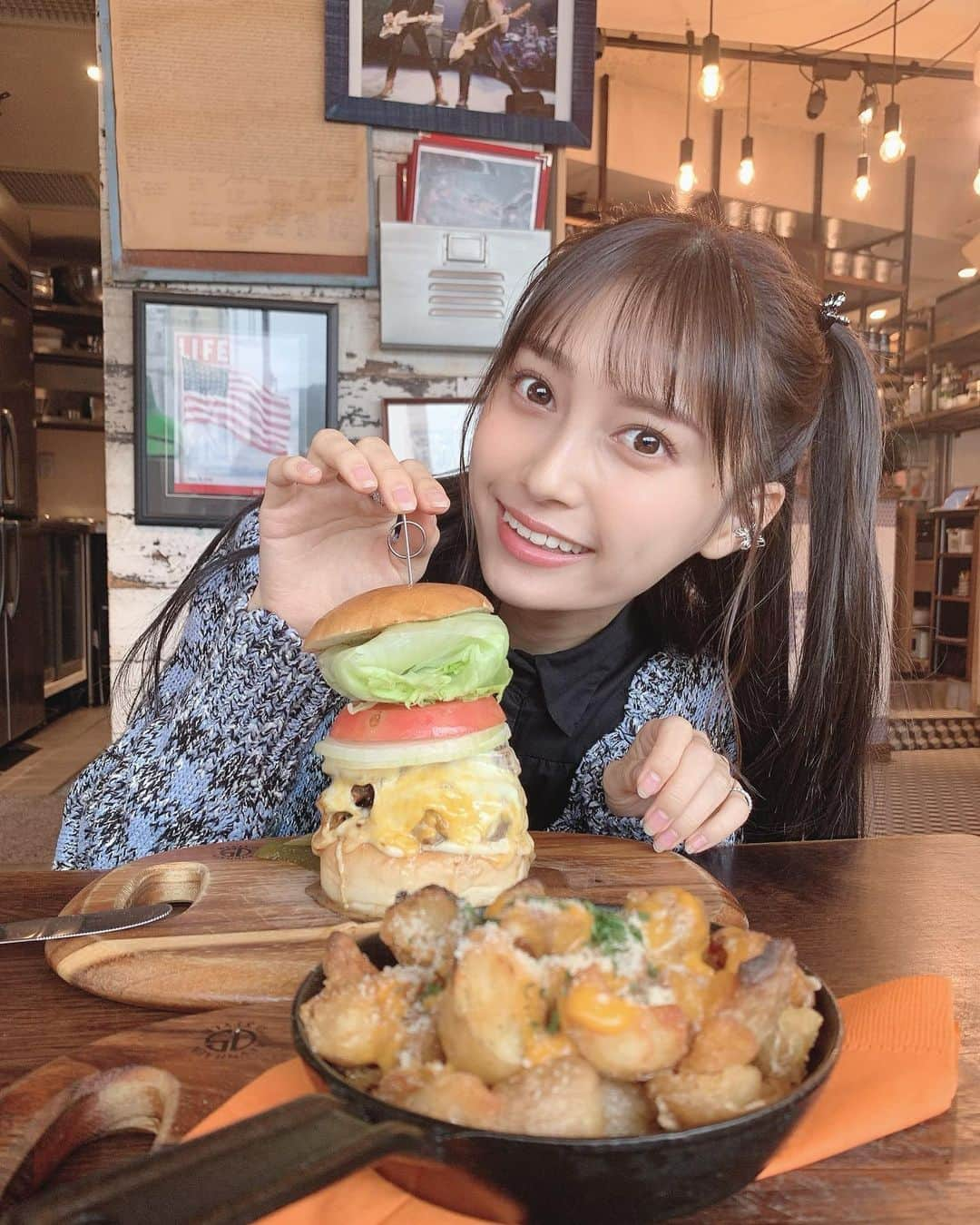 小山リーナさんのインスタグラム写真 - (小山リーナInstagram)「どーん！！！ ハンバーガーってたまに食べたくなる〜〜めちゃ美味しかった🍔」10月18日 21時51分 - rina_koyama_box