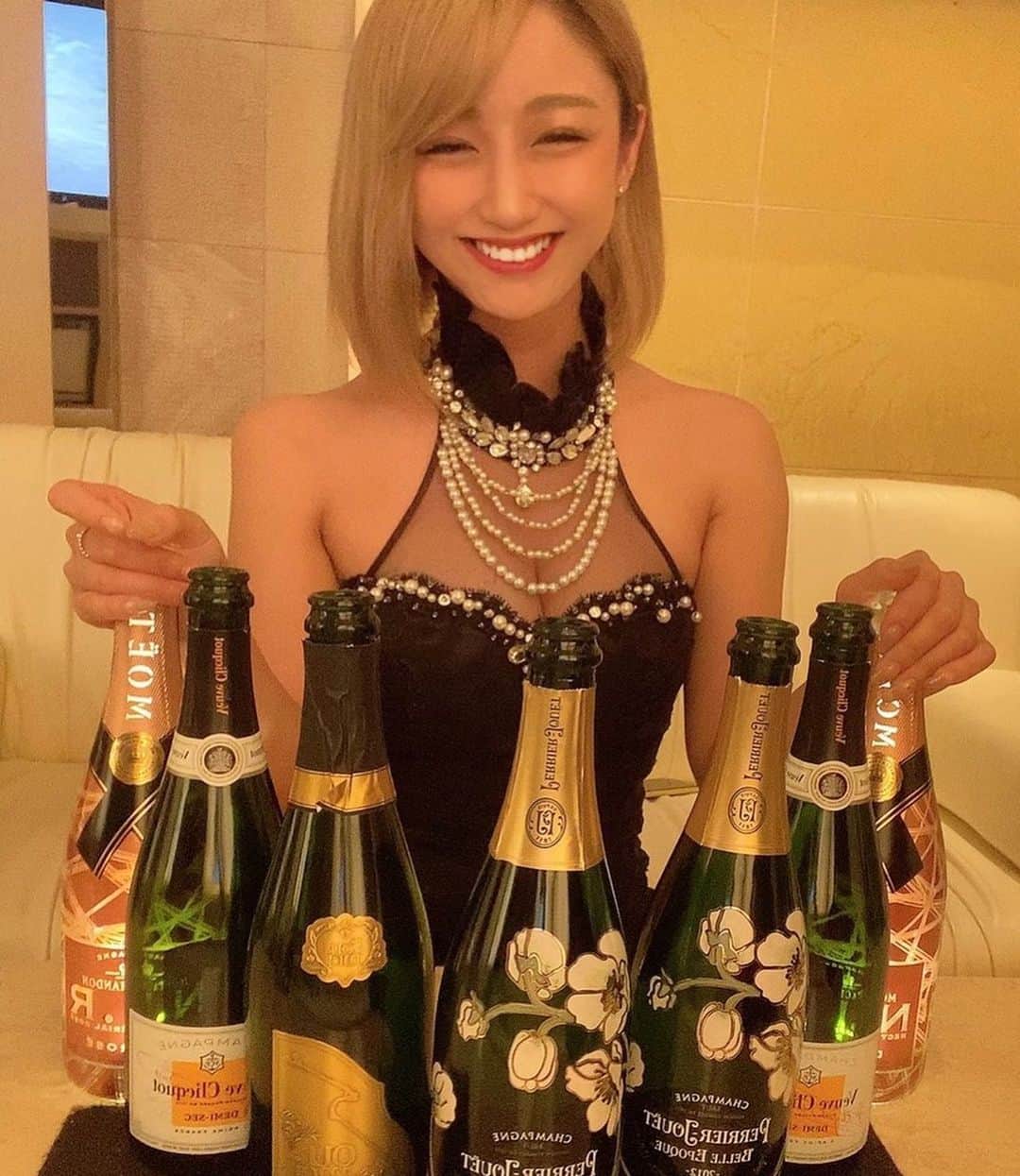 ゆらのインスタグラム：「あげなおし🥺  ありがとうございました🥺💗 顔面くしゃくしゃ🤭  #福岡　#中洲　#キャバクラ #キャバ嬢　#博多　#シャンパン #🍾🥂 #歌舞伎町　#すすきの #北新地　#ミナミ　#ホスト」
