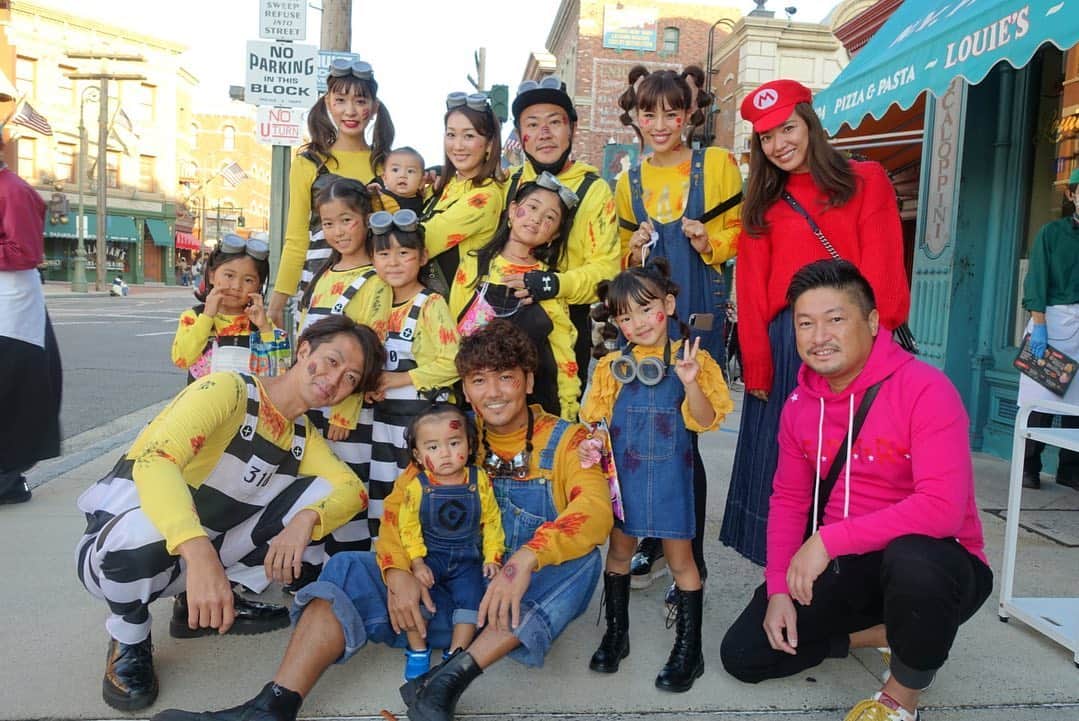 嵜本将光 のインスタグラム：「﻿ 今年は仲良し家族とミニオンでUSJ✨﻿ ﻿ ﻿ 子供達の揃いの仮装がとても可愛いかった😁﻿ ﻿ ﻿ ﻿ ﻿ #usj #usjハロウィン #ハロウィンコスプレ #ハロウィン仮装 #ミニオン #ミニオンコーデ #仮装 #ハロウィン#halloween #halloweencostume」