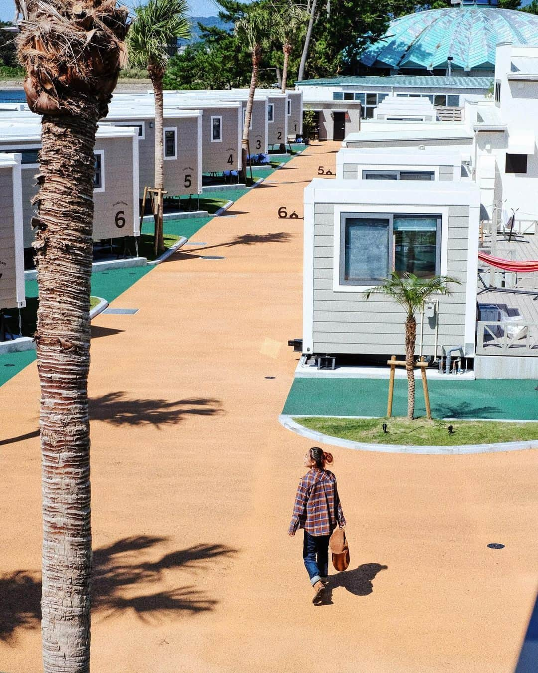 Y U R I Eさんのインスタグラム写真 - (Y U R I EInstagram)「鹿児島🌴薩摩半島西岸、日本三大砂丘の一つ吹上浜の北端にできたGlamping施設🎪 敷地内にはトレーラーハウスとヤシの木が並んでいて南国感満載🌴☀ 今月の上旬に行ったけど、長袖だと暑いくらいだった💦 そういえば、年末鹿児島に行ったときもあたたかかったなぁ〜☺🍊 トレーラーの前はリバービュー💙で、その奥は海につながっているよ〜 釣りやＳＵＰも出来るように今後検討していきたいってスタッフさん達が言ってた。こんなロケーションだもんね、色々なアクティビティがどんどん増えていくんだろうなぁ🤔😆隣が温泉施設になっているのも最高♨ #fukiagehamafieldhotel#glamping#鹿児島#吹上浜#吹上浜フィールドホテル#トレーラーハウス#グランピング」10月18日 21時54分 - yuriexx67