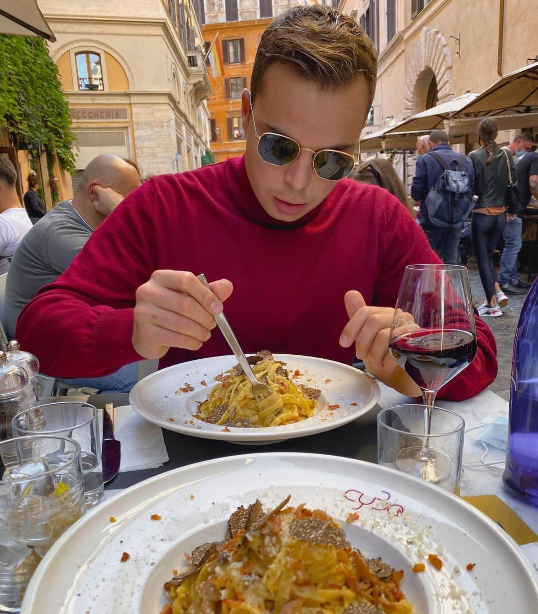 カルロッタ・フェリートさんのインスタグラム写真 - (カルロッタ・フェリートInstagram)「da venerdì abbiamo mangiato quattro carbonare, una più spettacolare dell’altra🍝 Roma sei speciale♥️」10月18日 21時55分 - carlyferly