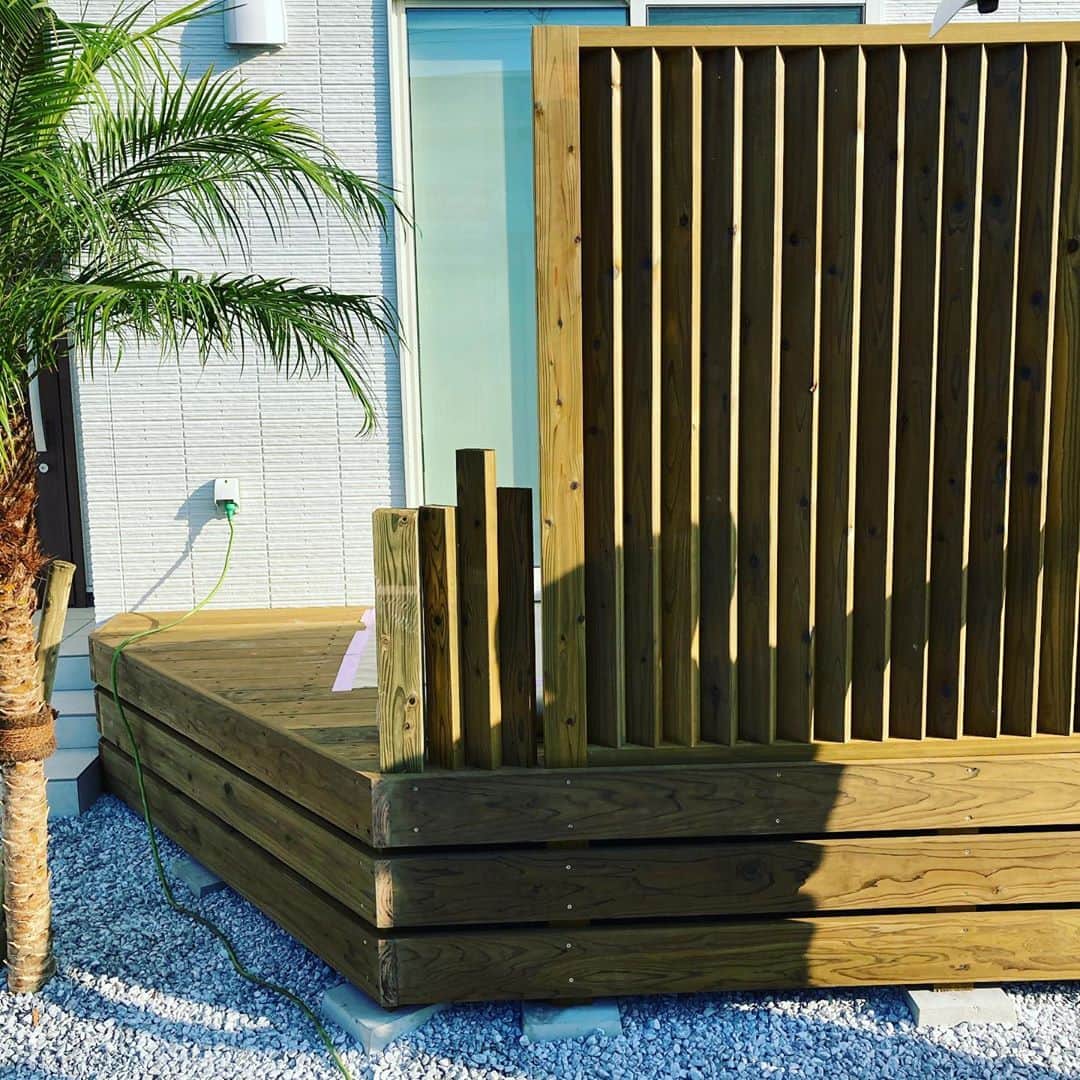 日大建築のインスタグラム：「リビングデッキ🌵 #日大建築#カリフォルニアスタイル #サーファーズハウス新築#注文住宅#宮崎市#モダン#オシャレ#ビーチ#海#surf #ハワイ#アメリカン#大工#建築#設計#ウッドスタイル#中古住宅#リフォーム#リノベーション#カバードポーチ#ウッドデッキ#ヘリンボーン#マイホーム#家造り」