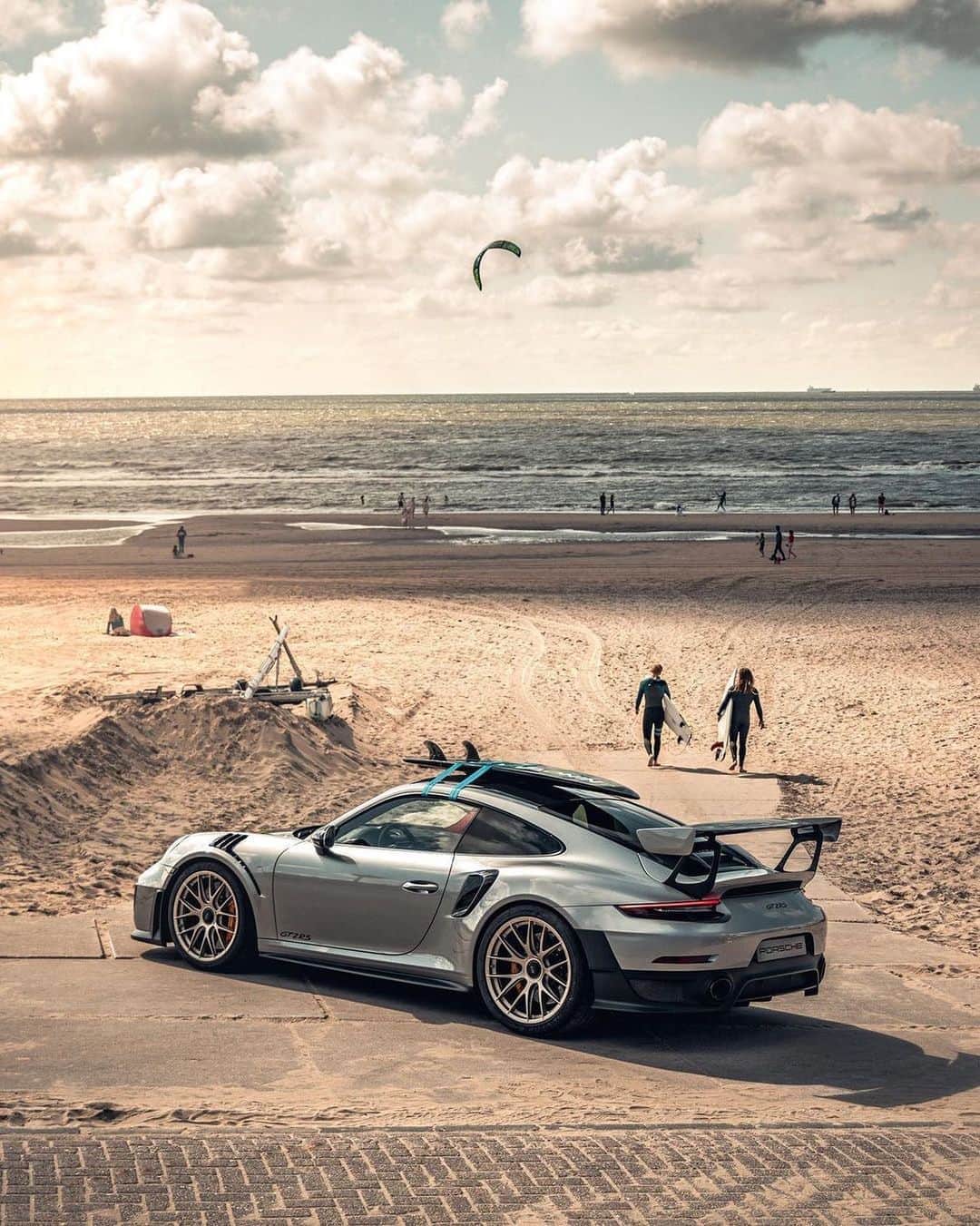 CARLiFESTYLEさんのインスタグラム写真 - (CARLiFESTYLEInstagram)「Would you daily drive a GT2 RS? 🏄‍♂️ Photo by @twinphotographys #carlifestyle #gt2rs #porsche」10月18日 21時59分 - carlifestyle