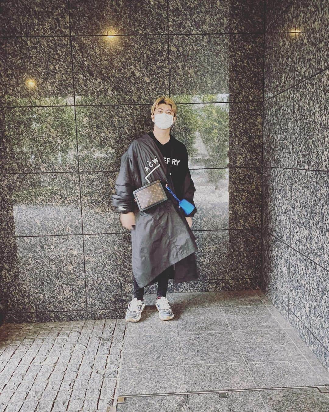 山田親太朗のインスタグラム：「🧥👕👟💼」