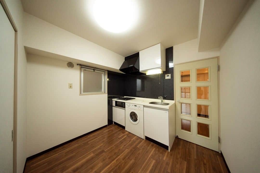 せたがやクラソンのインスタグラム：「『時短部屋！ 304』﻿ ﻿ ・東急田園都市線三軒茶屋駅 徒歩8分 ・8.2万円・25.12㎡・1DK ___________________________________________________________________﻿  三軒茶屋の駅から世田谷通りを歩いて8分。 物件のすぐそばには、銭湯「駒の湯」さん、コーヒー屋さんの「オブスキュラ」さん、ハンバーガーの「ハラカラ。」さん。 などなど魅力的なスポットがたくさん。（思い出してたらお腹が空いてきました〜）  世田谷通りに面しているこのお部屋。 でも、ベランダは逆側なので空気や音はそんなに気になりません。  玄関側には奥行きの広ーいウォークインクローゼット。 お洋服が多い方、お荷物ある方も、これならいけるかも！  そしてなんとキッチンにドラム式洗濯機つき。 洗濯して、干して、入れて、、、みたいな手間から解放されるはず！ 忙しい毎日にその工程がなくなると思うと羨ましいなあ。  洗濯で生活時間を短縮！三茶ライフを楽しみましょう〜！  ▼この物件の詳細、﻿ そのほかのお部屋はプロフィールのリンクから﻿ @setagayakurasson﻿ ___________________________________________________________________﻿ ﻿ 「オンラインでお部屋探し」スタートしました！ ご相談お待ちしております。 ﻿ ﻿https://setagayakurasson.com/online _____________________________________________________________________﻿ ﻿ #せたがやクラソン #せたがやンソン #賃貸 #お部屋探し #オンラインお部屋探し #引っ越し #内見 #部屋 #ワンルーム #ひとり暮らし #ふたり暮らし #好きな街 #暮らしを楽しむ #キッチン #家具 #世田谷 #賃貸インテリア #リノベーション  #コンシェルジュ #世田谷のお部屋探し  #田園都市線 #三軒茶屋  #三茶  #暮らしを楽しむ #時短 #三茶で暮らす  #世田谷通り #ドラム式洗濯機  #銭湯  #ウォークインクローゼット」