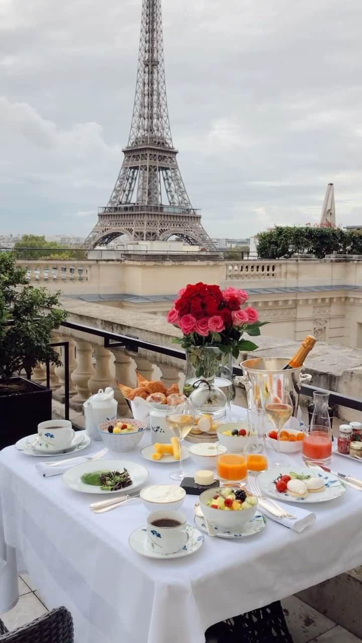 バーボラ・コディトヴァのインスタグラム：「My kind of my morning at @shangrilaparis 🥂❤️」