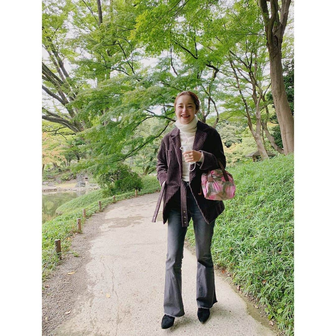 川島幸恵さんのインスタグラム写真 - (川島幸恵Instagram)「🌳🌳🌳﻿ ﻿ 秋冬のブラックデニム、大好きです。﻿ ﻿ 去年作ったこのフレアデニムも登場率が高いけど、もうすぐ今年のブラックデニム入荷します👖✨﻿ ﻿ ﻿ #SHENERY_official﻿ #knit #tela﻿ #denimpants #SHENERY﻿ #jacket #rjubilee﻿ #bag #marni﻿ #fashion #styling﻿ #dayoff #autumn」10月18日 22時09分 - sachie118