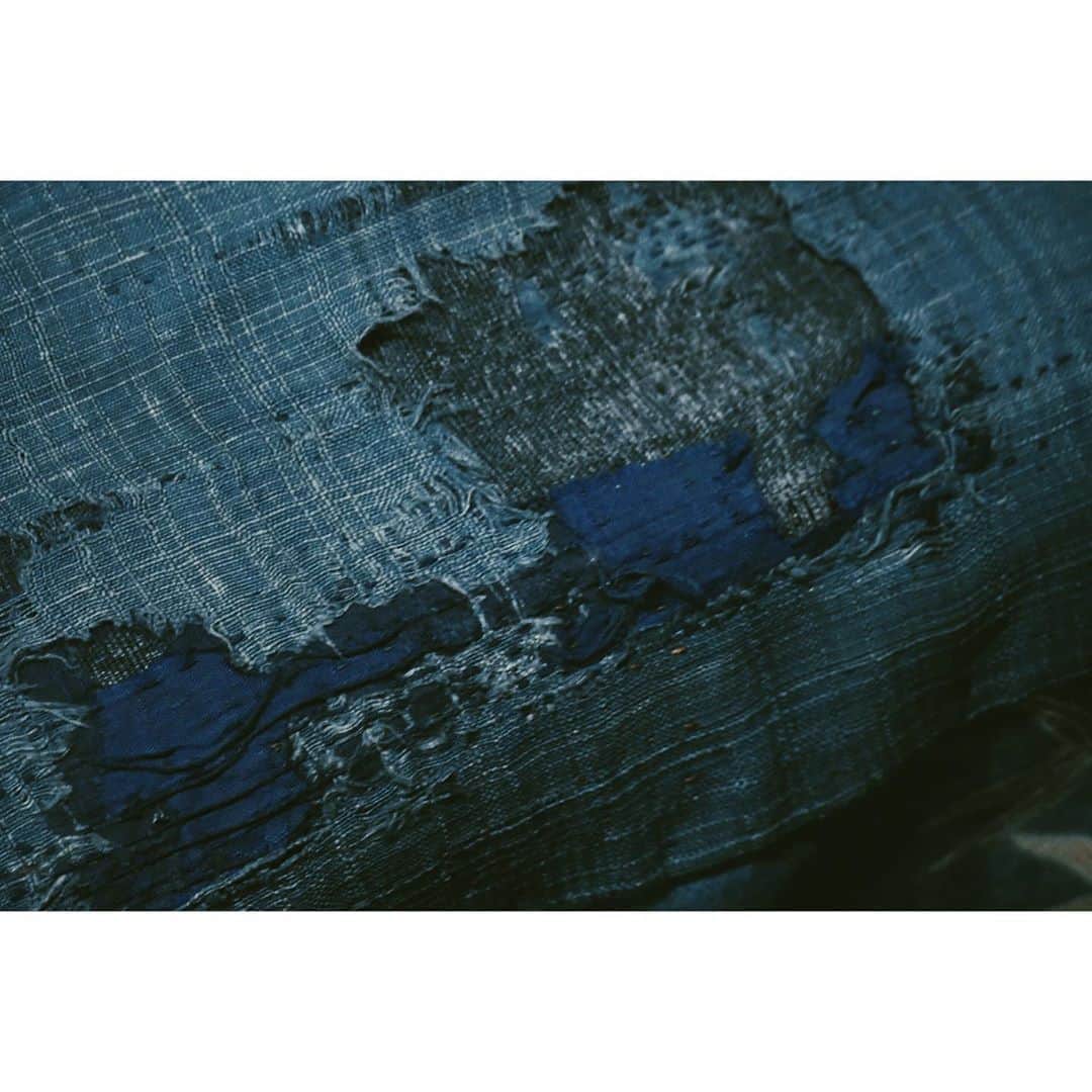 eriさんのインスタグラム写真 - (eriInstagram)「吉田さんが、一枚の大きな布を見せてくれた。  様々な藍色の絹の織物がつぎはぎされていて、至る所に穴や裂けを修繕した跡がある。 絣のもの、美しい染付けのもの、濃い藍色や使い古して色褪せた藍色のものが一枚の大きな布地になっているのだ。  これは、 昔、絹織物を着ることを許されなかった身分の農民が、 絹に憧れて当時の古着屋(古着屋!) で絹の端切れを見つけては買い、 それを縫い合わせて布団カバーに仕立てたものだそう。  この仕事をしていて、今更ながらに当時の織物、布地の貴重さを思い知る。  原料を育て、糸をつくり、それを手で織り、手で染め、手で柄を描き刺繍を施し、手で縫い上げ着物にする。 そりゃあ、着なくなったからといってもちろん捨てることはないし、 ぼろぼろになってもなお、こうしてついで、はいでは使っていく。 織物は人の手の温もりの中を生きいずれ自然に還っていった。  当時の当たり前が今はどうだろう、 現代では服なんてものは数回着れば満足されてしまうことが当たり前、になっているんじゃないか？  すべていちから手作りがいい、 高級ならいい、 という話じゃない。 今は "もの"と心の距離が遠すぎるのだ。  近頃、ものづくりの背景を人々が求めるようになってきたのは単にSNSでそれを語りたいがためだけではないだろう。きっとものと自分の関係性の希薄さに違和感を覚えつつあるのだと思う。 なんかおかしいな、と。  ものを大切に思ったときに心に灯るともしびのあたたかさに気づく瞬間が誰にでもあるはずだからね。  ものをつくる人間として ものを買う人間として この日に思ったことを噛み締めて生きていこう。  #大麻布成長記」10月18日 22時03分 - e_r_i_e_r_i