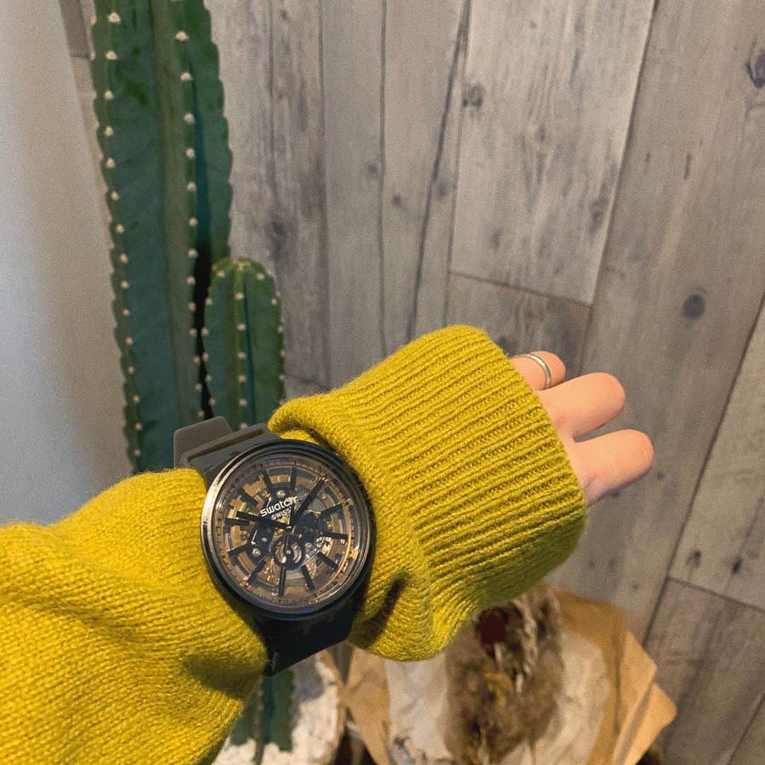sayocoのインスタグラム：「久々のnew⌚️ @swatch_jp  大きめのケースがメンズライクですき🙃 2枚目 at IKEA💛💙🍦 #swatch#スウォッチコーデ」