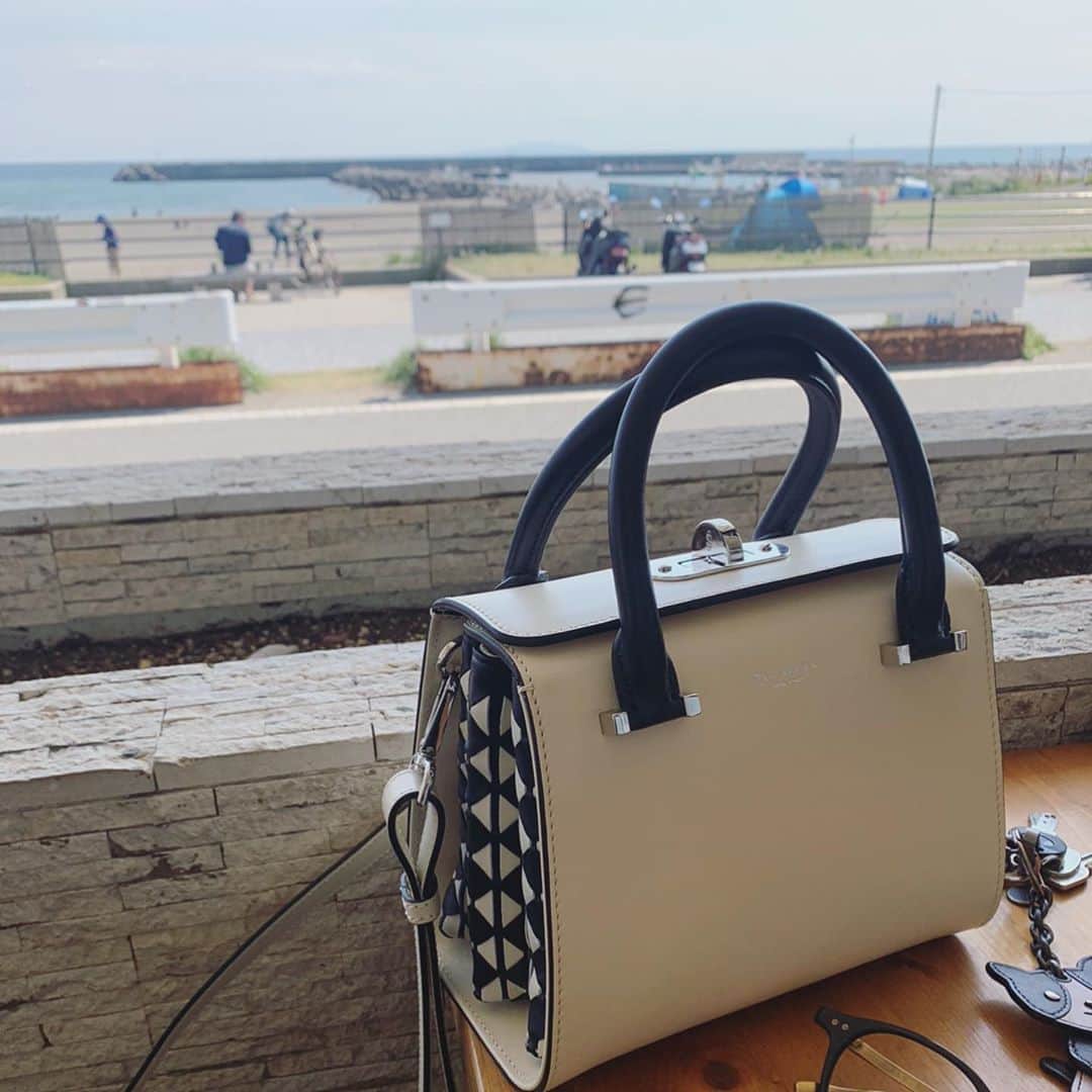鈴木六夏さんのインスタグラム写真 - (鈴木六夏Instagram)「海沿いのカフェが気持ちいい季節です😊大切に使っている、伝統あるbagを連れて。　@serapianmilano   ポップアップストア 10/15（木）～10/28（水) シジェーム ギンザ（Ginza Six 2階）にて開催中。 #serapianmilano」10月18日 22時03分 - rikuka.62