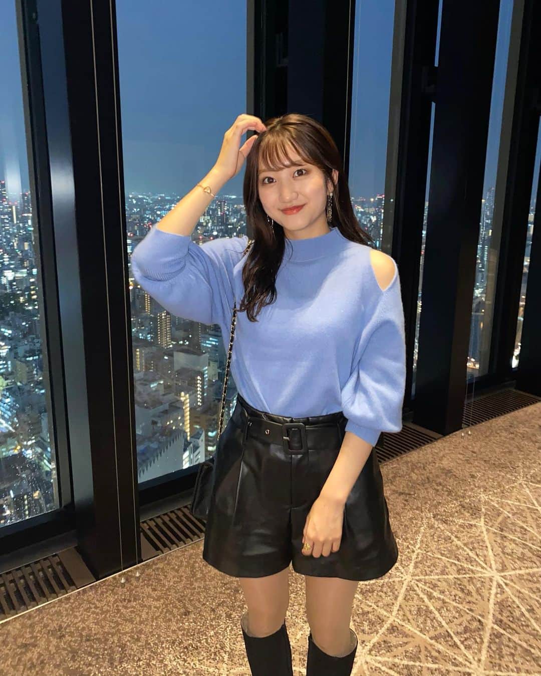 華山友希のインスタグラム：「この前、アフターヌーンティーに行った時の写真🦋  最近、ショーパンにロングブーツを合わせるのにハマってます。笑  ブルーのトップスも可愛いくてお気に入り☺️♡肩がチラッと見えるのです🌿  tops: celford pants: ZARA  本日も #ユキポチ Twitterの固定ツイートのリツイート、 mystaの応援よろしくお願いします🙇🏻‍♂️✨  #ミスコン #ミスキャン #ザラジョ #ザラコーデ」