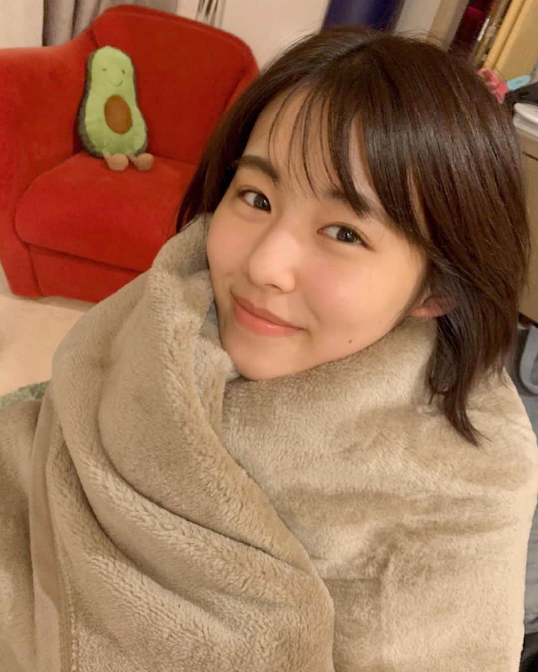 竹内愛紗のインスタグラム：「. 最近寒くなってきましたね☃️ 私は毛布にくるまってます😊 愛紗ごしのカドちゃんいかがですか？(アボカドのぬいぐるみです🥑) . #手放せない毛布#離れないで毛布#毛布大事#カドちゃん#🥑#☃️」