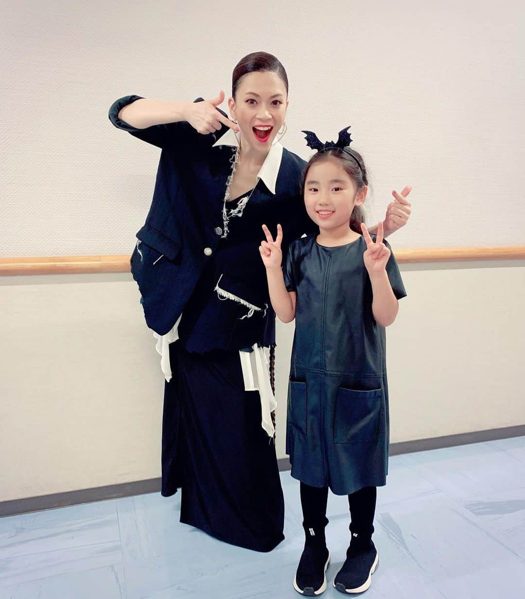小柳ゆきのインスタグラム：「昨日はハロウィンバージョンの美少女天使が遊びに来てくれました！😍  「SPHERE feat.デーモン閣下」MVに出演してくれた潤ちゃんーかわゆーーーー🧡🧡  ご褒美ですね😊」