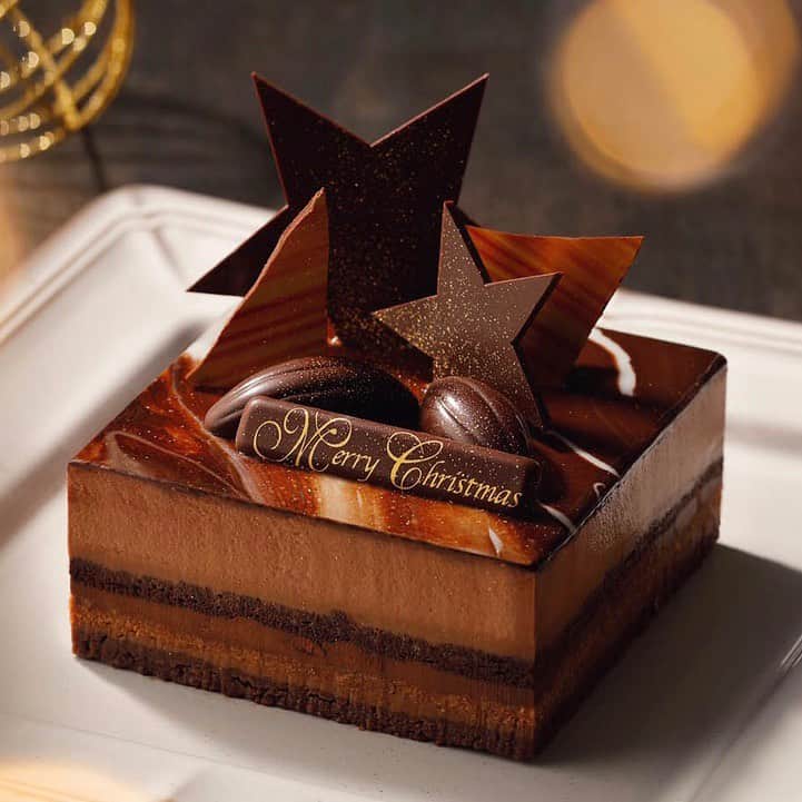 のインスタグラム：「◆【オンライン】2020クリスマスケーキ﻿ ﻿ オンライン限定クリスマスケーキ２つ目は『Starlight』🌟﻿ ﻿ 9層のこだわりが生み出す、ショコラの芳醇な味わい🍫﻿ 世界各国から厳選したカカオ豆から作られた自社製のチョコレートのケーキは、当店自慢のガナッシュやムース、そして様々な「サクサク」食感を生み出す3つの層がアクセントに。﻿ カカオの香り豊かな濃厚チョコレートを存分に楽しみたい方にオススメです🎅🎁﻿ ※オーナメントは別添です。﻿ ﻿ 公式オンラインショップは11月10日から販売スタートです◎﻿ その他の販売モール、サイズやお値段などの詳細は「チョコレートデザイン」公式サイトのニュースリリースをご覧ください。﻿ ▶︎ http://chocolatedesign.co.jp﻿ ﻿ ﻿ #chocolate #xmas #christmas #バニラビーンズ #チョコレート #横浜スイーツ #お取り寄せ #お取り寄せケーキ #クリスマスケーキ  #クリスマスケーキ」