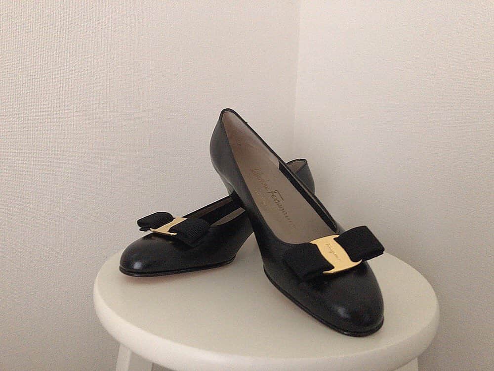 のインスタグラム：「かわいいパンプスちゃん 我が家へいらっしゃい🤎👜  #salvatoreferragamo #shoes #ribbon #elegance  #fashion #shopping #present #love #black #フェラガモ　#パンプス　#フェラガモパンプス #リボンパンプス」