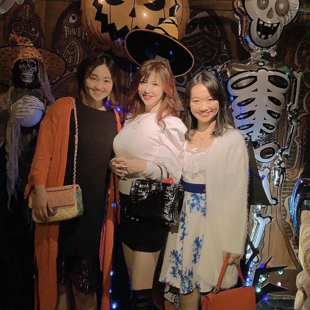のインスタグラム：「ハロウィン🎃  仲良し女子トークは楽しい💕  #女子会#ホテルニューオータニ#ワイン好きな人と繋がりたい #投資家＠美香塾」