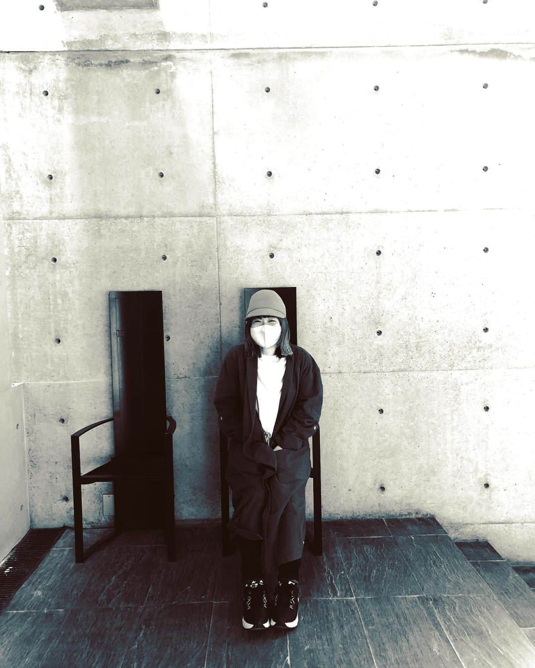和田美枝のインスタグラム：「🪑🪑🪑  #安藤忠雄　さん #art #モノクロ #座高と同じ長さの背もたれ #thx」