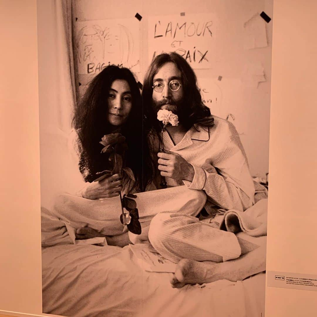 Mai Yamadaさんのインスタグラム写真 - (Mai YamadaInstagram)「『DOUBLE FANTASY - John & Yoko』 . ジョン・レノンとオノ・ヨーコの軌跡を辿る展覧会。 たくさんたくさん、胸がきゅーっとなりました。 何回涙出そうになったかわかりません。 . オノヨーコさん、すんごいかっこいいのにすんごい可愛くて、それでいて強くて。 ズルいわー。 . . 本当に素晴らしいので、みなさんぜひに。 . #ダブルファンタジー #ジョンレノン#オノヨーコ #doublefantasy  #johnlennon#onoyoko #yes」10月18日 22時17分 - yamadamai_719