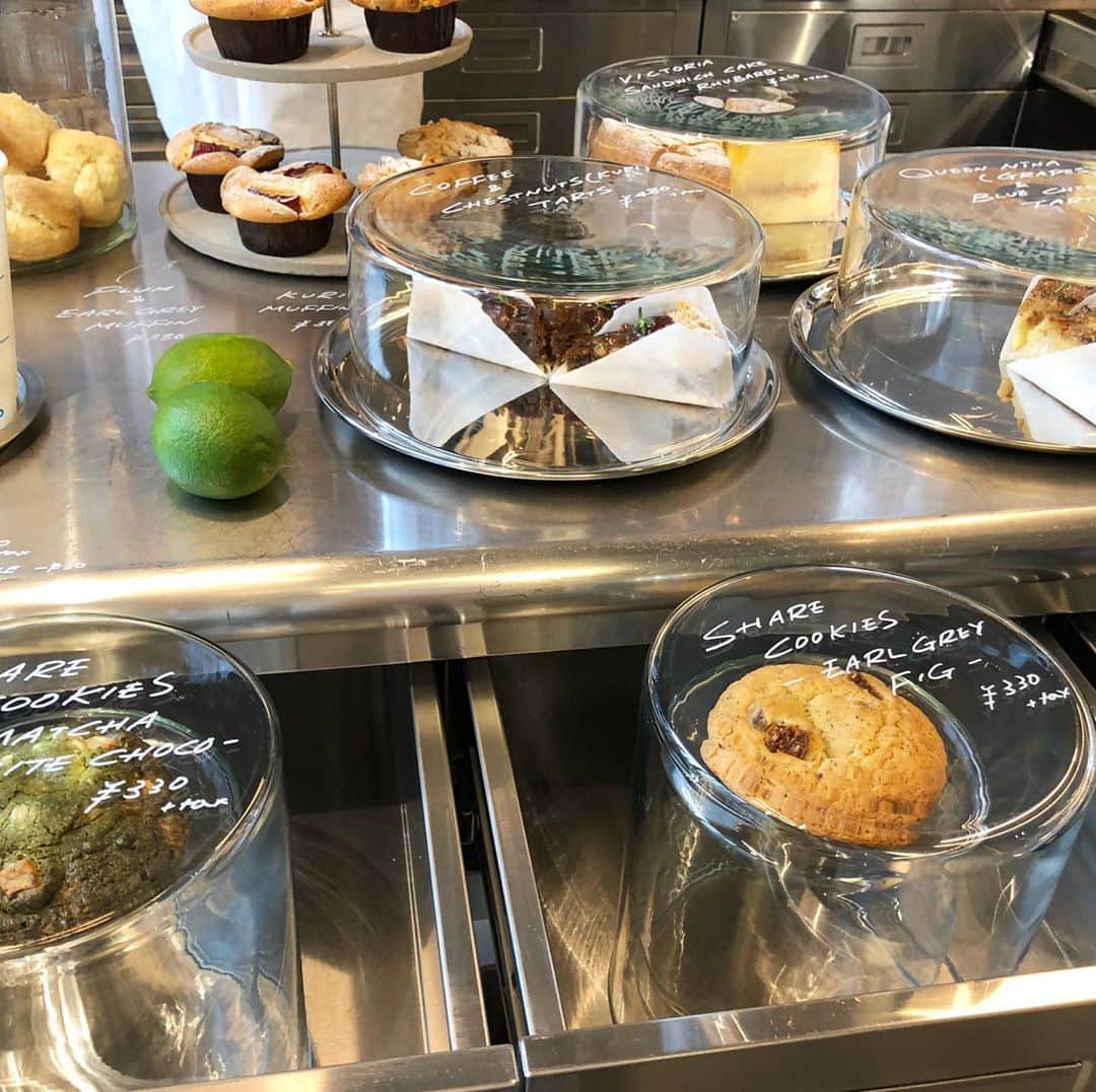mai_1106のインスタグラム：「﻿2020.10.18 * thé et toi. * * Someday My Orders ☑︎ 🥕CARROT CAKE 🍫BROWNIES FOR CHOCOHOLICS 🍂HOUJICHA CHEESE CAKE 🍮THE PUDDING 🧁MUFFIN etc... * * *」