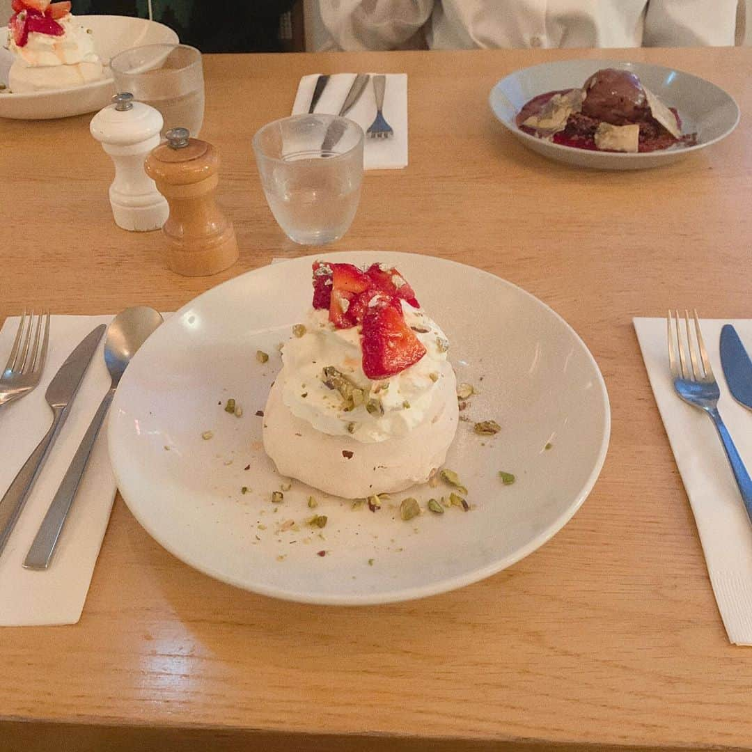 MEGさんのインスタグラム写真 - (MEGInstagram)「〜 𝖡𝗂𝗅𝗌 〜 ㅤㅤㅤㅤ いちごが甘くて美味しかった🍓 チョコレートソルベは、すっっごく濃厚🍫 ㅤㅤㅤ  #bils #megcafe🏷  #パブロバ #スイーツ #カフェ巡り #表参道カフェ #東京カフェ #ピスタチオ」10月18日 22時21分 - _meg_7