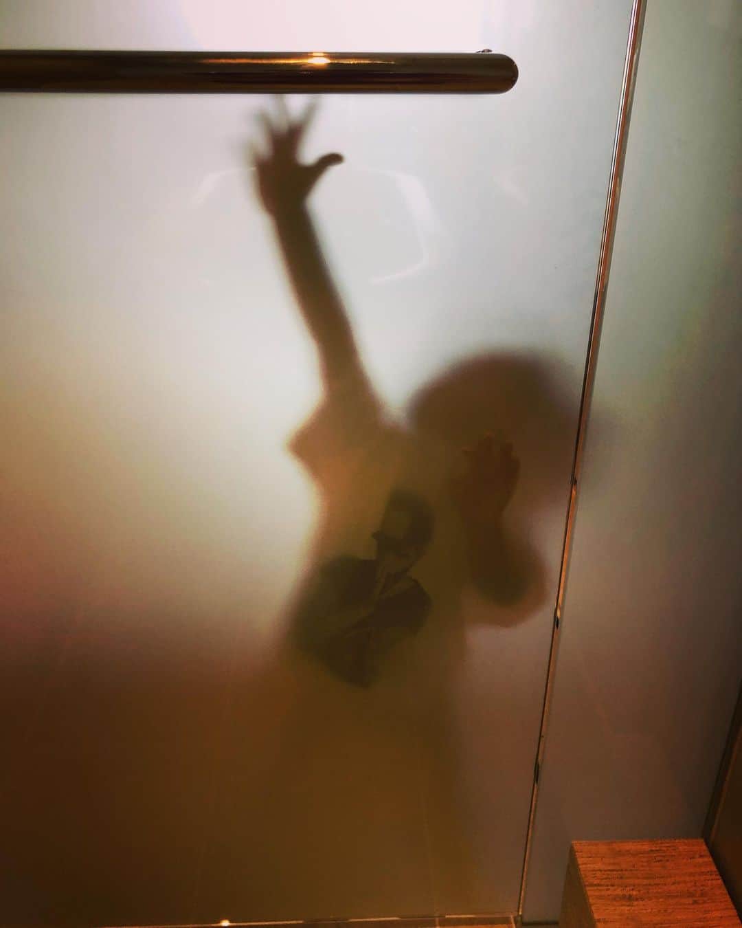 小池徹平さんのインスタグラム写真 - (小池徹平Instagram)「もはやホラー。 #こわかわいい #ゾンビ映画あるある」10月18日 22時22分 - teppei.koike_official
