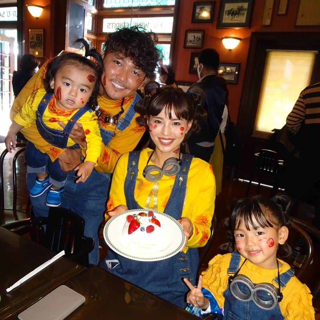嵜本将光 のインスタグラム：「﻿ #happy birthday EVE EVE EVE﻿ ﻿ ﻿ ﻿ ﻿ #usj #usjハロウィン #ハロウィンコスプレ #ハロウィン仮装 #ミニオン #ミニオンコーデ #仮装 #ハロウィン#halloween #halloweencostume #happybirthday」