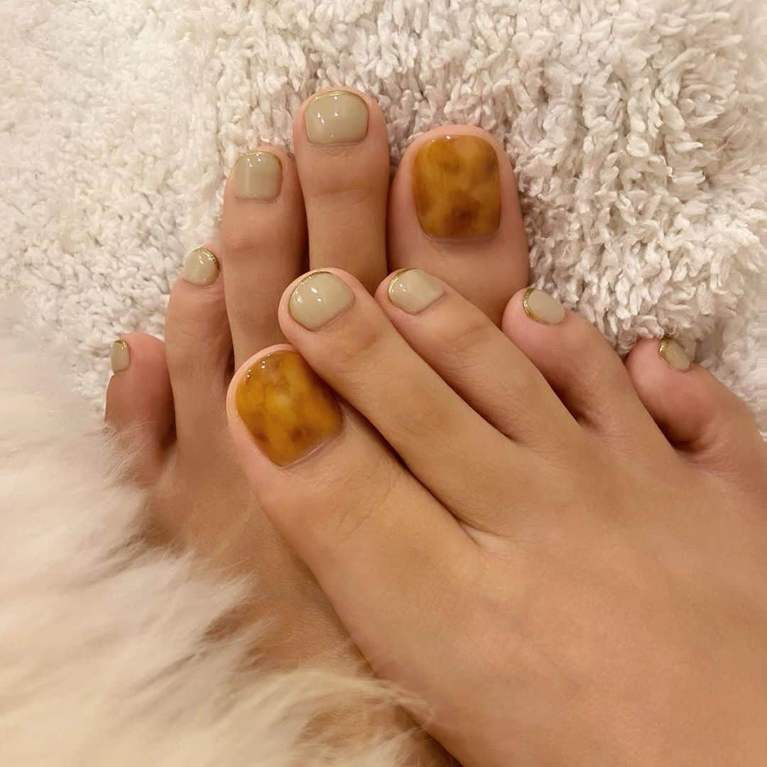 カナさんのインスタグラム写真 - (カナInstagram)「#newnails  べっ甲×グレージュのフレンチだよ🤎 秋色と人生初のスクエアにトキメク✨ フットも合わせて頂きました🐶 ． 恵比寿駅徒歩１分ジューシーゴールド💅🏻 @juicygold.ebisu  ハンドは かすみさん👩🏻 @kasumi_e3  フットは なみさん👧🏼 @na.mi_0317  ． #juicygold #ebisu #恵比寿ネイルサロン #べっ甲ネイル #フレンチネイル #cyberjapan」10月18日 22時37分 - _kana627_