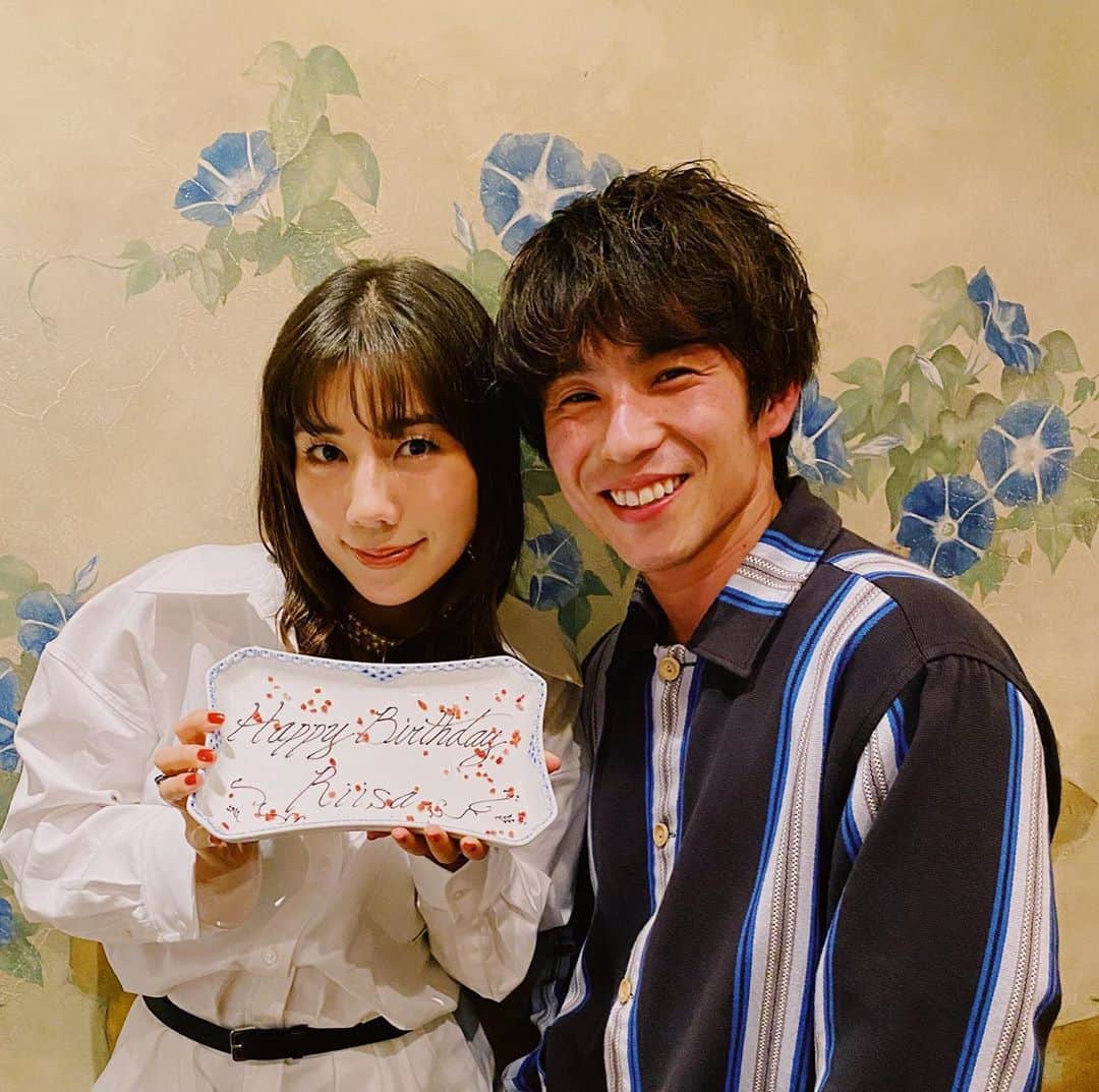 仲里依紗のインスタグラム：「31歳になりました🎂❣️❣️❣️ みなさんたくさんメッセージ ありがとうございます🥺💖💖💖 . ちなみに今日は、キツネさんと久々2人ディナー🍽💕 ウキウキしちゃって、先週新しい服買っちゃったし今日のお昼は髪の毛トリートメントしに行っちゃった🤣まだまだ乙女？😂👋❤️笑  　 毎年こうやって食事したり買い物したり一緒に過ごす時間を考えてくれる 私思いなキツネさん🦊 いつも本当にありがとう❤️  これからも3日に1回喧嘩して仲直りしての繰り返しだと思うけど、よろしくね😍笑  #お誕生日 #happybirthday」