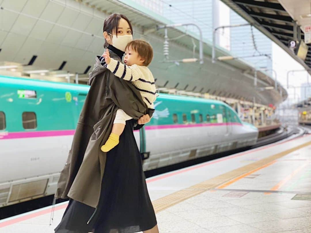 黒澤かなえさんのインスタグラム写真 - (黒澤かなえInstagram)「人生２度目の生はやぶさ🚅 東京駅に電車を見に行ってきたよ  息子の新幹線を見つめる眼差しはホンモノ （もうあなたはてっちゃん！） 夢中になれるものがあるって素晴らしいゾ！  はやぶさもこまちもトキも はくたかもかがやきもノゾミも！笑 超かっこよかったね！！！  しばらくはまた家でおさらいしよっ🚄 ．  #鉄ちゃんな週末#てっちゃん#鉄ちゃん#鉄道#新幹線#息子#男の子ママ#子育てママ#電車」10月18日 22時31分 - k_kana