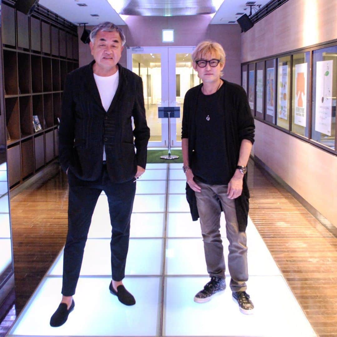 スガシカオのインスタグラム：「今夜もJ-WAVEを聴いていただき、ありがとうございました  日本を代表する建築家/隈 研吾さんとの音楽談義、そして人生談義、いろいろ勉強になりました。  こういうのってほんとにラジオならではの貴重な機会だな...と感じました  来週は友達でクラムボンのミトさんがやってきます。なんとテーマは・・・ほんとにこんなことやっちゃっていいのかしらって言うドライブです   お楽しみに！  【聞き逃し配信はこちらから】http://radiko.jp/share/?t=20201018210000&sid=FMJ」