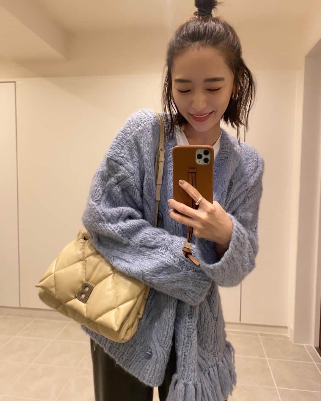近藤千尋のインスタグラム：「今日一番びっくりしたことは メイベリンのリップが 朝8時に塗って、、、 なんとまだ色が残っている笑😂 凄すぎる😂 そしてマスクにも付かなかった😱 210番でっす☺️ @maybelline @maybellinejp  ニットは @amerivintage 😍 色も形も可愛い〜💓💓💓 鞄とスニーカーはベージュ👟 @balenciaga  @snidel_official  @newbalance」