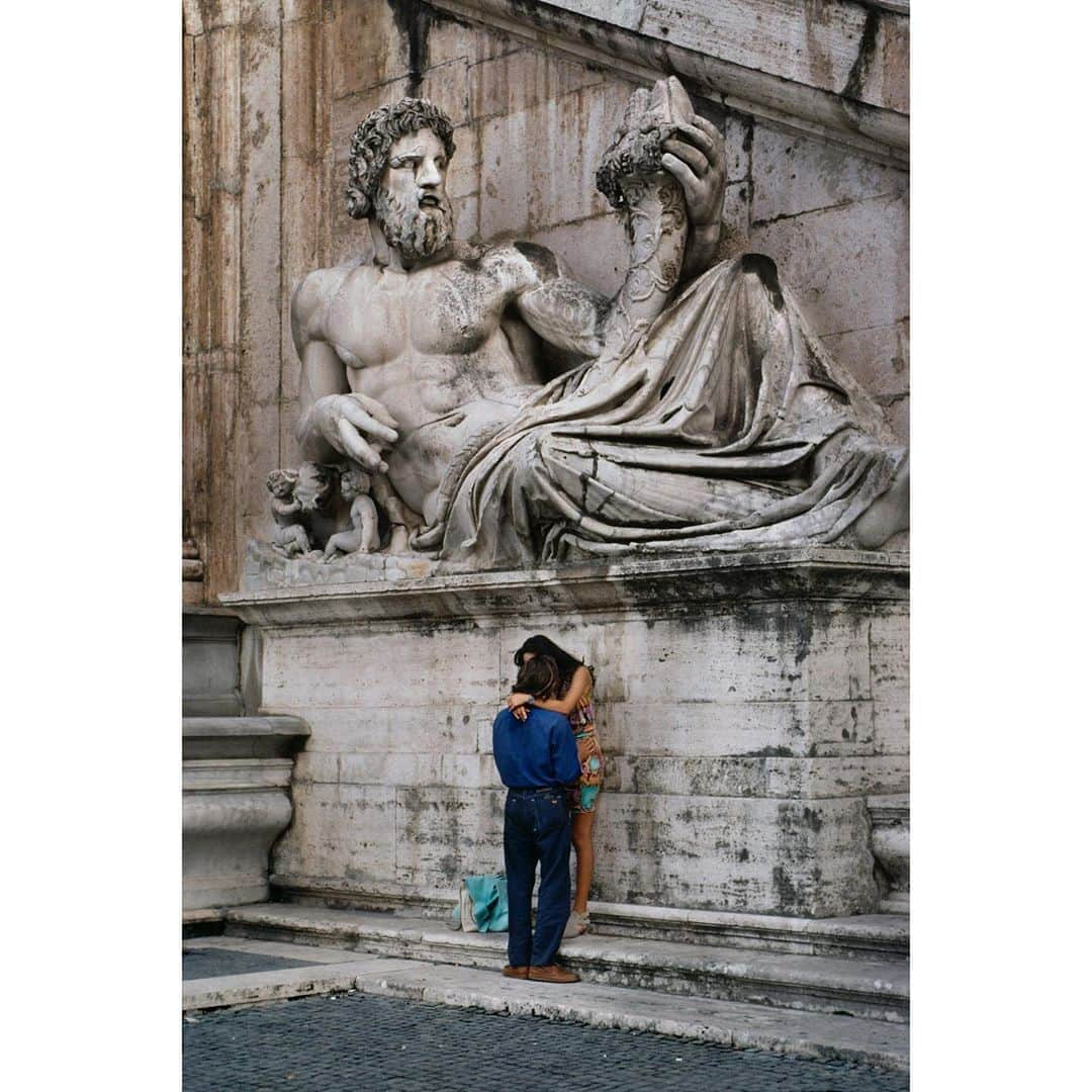 スティーブ・マカリーさんのインスタグラム写真 - (スティーブ・マカリーInstagram)「A couple in front of a sculpture designed by Michelangelo. #Rome, #Italy, 1994.   #SteveMcCurry」10月18日 22時35分 - stevemccurryofficial