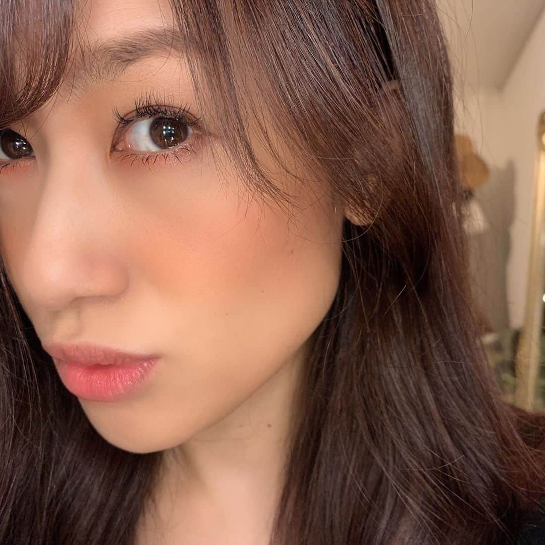 片桐舞子さんのインスタグラム写真 - (片桐舞子Instagram)「今日のメイク💋  どハマりしてるトムフォード アイカラークォード #アフリカンバイオレット  見た目の派手さにビビるけど つけ具合によって色味の調整がきいて これひとつで色んなアイメイク出来る✨  「みんなどんな風に使ってるんだろう？」 ってインスタで検索してる毎日なので 私が今日やってみた#アフバイメイク 詳しく載せてみたいと思います💁‍♀️  ①右上のキラキラをアイホールと涙袋にon ②パープルを二重幅と下に薄く ③オレンジを二重幅と下目頭1/3に薄く ④左下ブラウンを目尻下に  とにかく色味が可愛い そして高いだけあってラメがキレイ 右上のラメもただのゴールドじゃなくて いかにもな黄色味が無くて素晴らしい😍  コロナでメイクする機会が減っていて コスメ熱低めな今年だったけど このパレットとの出会いで猛烈に今 メイク好きが高まってます(笑)  #トムフォードビューティー#アフバイ #コスメ紹介 #コスメ投稿#またやってもいいかな？」10月18日 22時45分 - mays_maiko