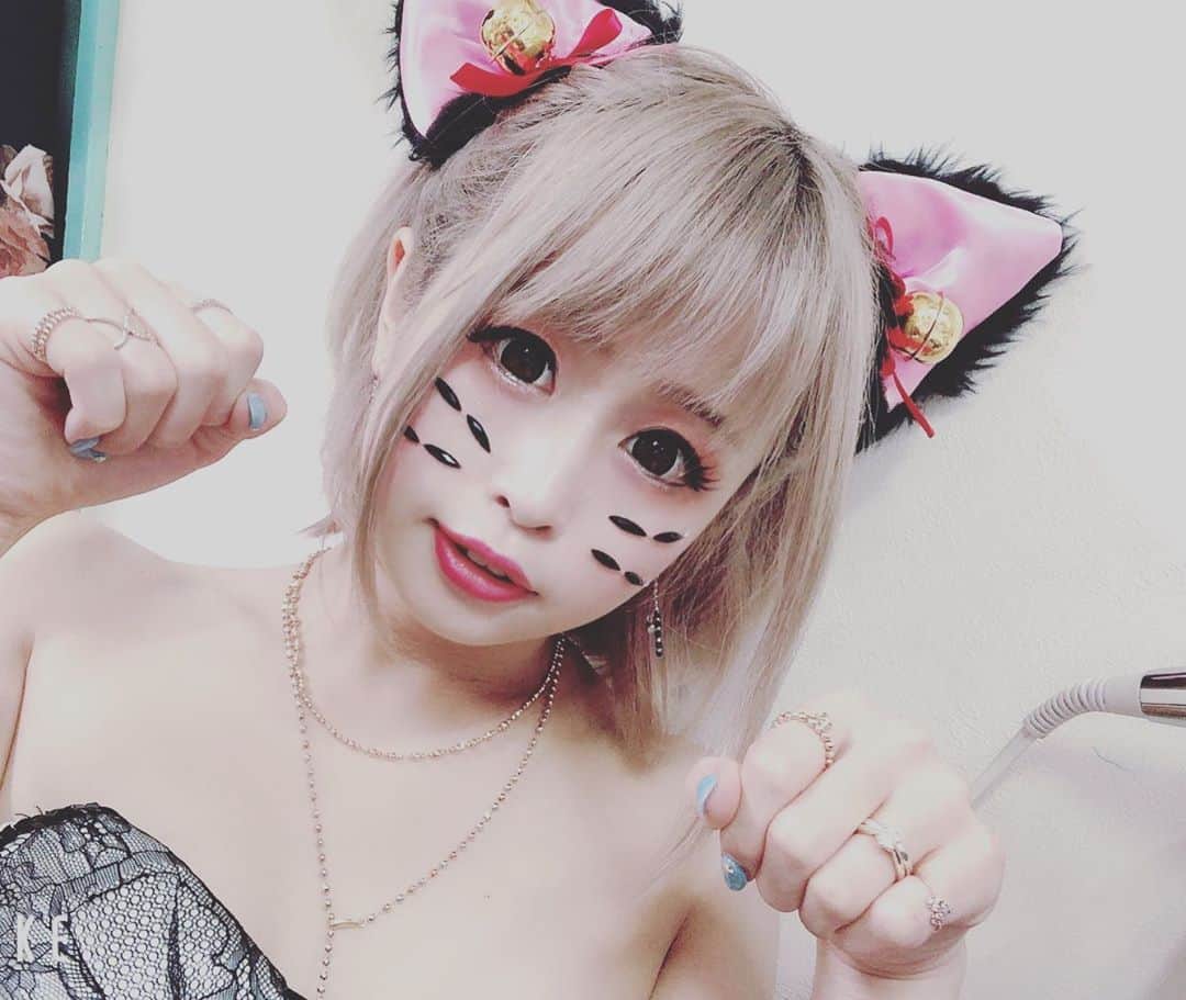 前田のののインスタグラム：「今日も横浜ロック座に たくさんのひとがあいに きてくれて嬉しかったょ✨  クロネコさんも大喜び🎶 残りも横浜ロック座 よろしくねー！！  ニューアートではクロネコ さんと何をだそうかな〜🙂  #前田のの  #横浜ロック座  #横浜ロック座だって  #ストリップ劇場」