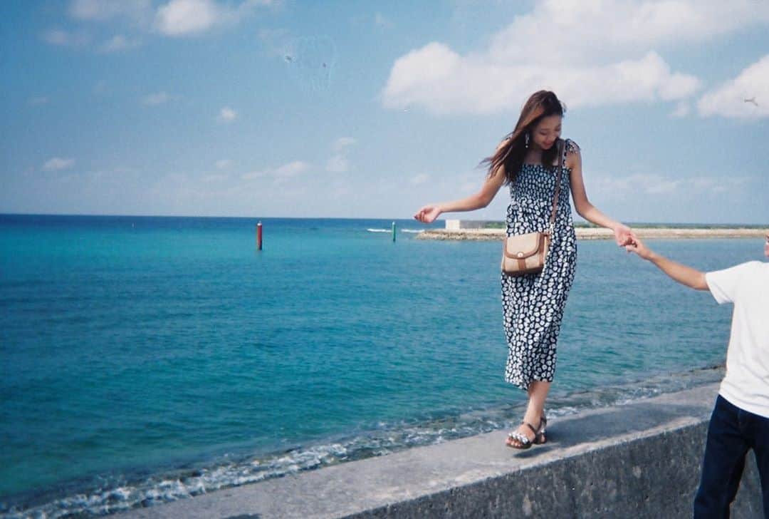 Risaさんのインスタグラム写真 - (RisaInstagram)「. . #沖縄　#写るんです #海も空も綺麗すぎる #切実に戻りたい  #シェラトン沖縄サンマリーナリゾート  #アメリカンビレッジ #オキナワログイン」10月18日 22時39分 - _ichigosukipi