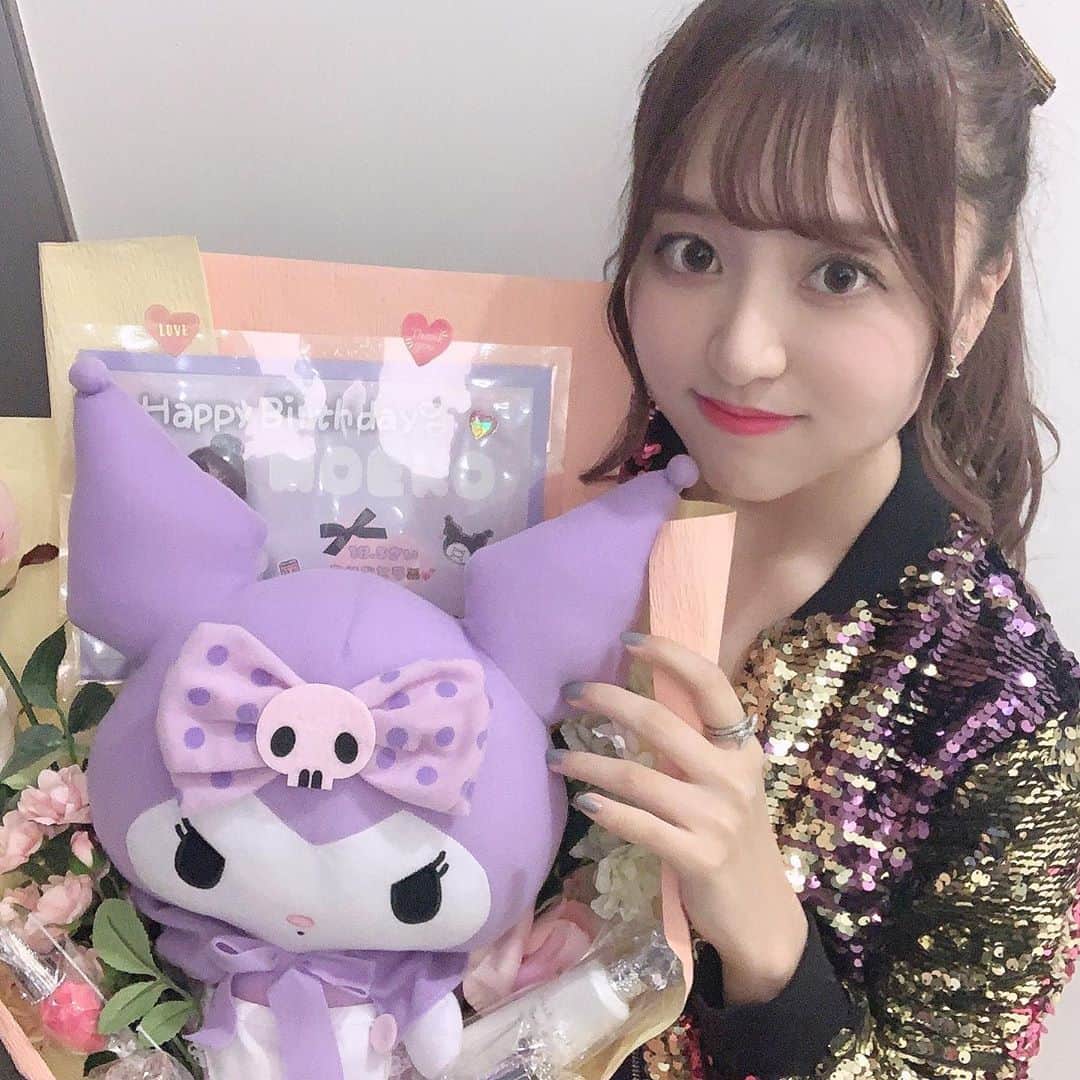 のインスタグラム：「かわいいクロミちゃんブーケ💜🖤💜﻿ ﻿ ﻿ 18.5歳のお誕生日お祝いしてもらいました☺️﻿ わたしのためにみんなで協力して﻿ たくさん考えてくれたことが﻿ 本当に嬉しい( ᵕ̩̩ㅅᵕ̩̩ )💭﻿ ﻿ 残り半年の18歳も﻿ みなさんに応援したい！と思ってもらえるように﻿ 骨の髄までアイドル！💖﻿ かわいくキラキラがんばります〜！✊🏻💫﻿ ﻿ これからも愛してくれたら嬉しいです🥺﻿ よろしくお願いします〜〜！💖﻿ ﻿ ﻿ ﻿ #ロザリオクロス」