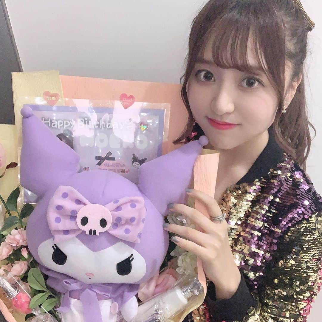 もえこのインスタグラム：「かわいいクロミちゃんブーケ💜🖤💜﻿ ﻿ ﻿ 18.5歳のお誕生日お祝いしてもらいました☺️﻿ わたしのためにみんなで協力して﻿ たくさん考えてくれたことが﻿ 本当に嬉しい( ᵕ̩̩ㅅᵕ̩̩ )💭﻿ ﻿ 残り半年の18歳も﻿ みなさんに応援したい！と思ってもらえるように﻿ 骨の髄までアイドル！💖﻿ かわいくキラキラがんばります〜！✊🏻💫﻿ ﻿ これからも愛してくれたら嬉しいです🥺﻿ よろしくお願いします〜〜！💖﻿ ﻿ ﻿ ﻿ #ロザリオクロス」