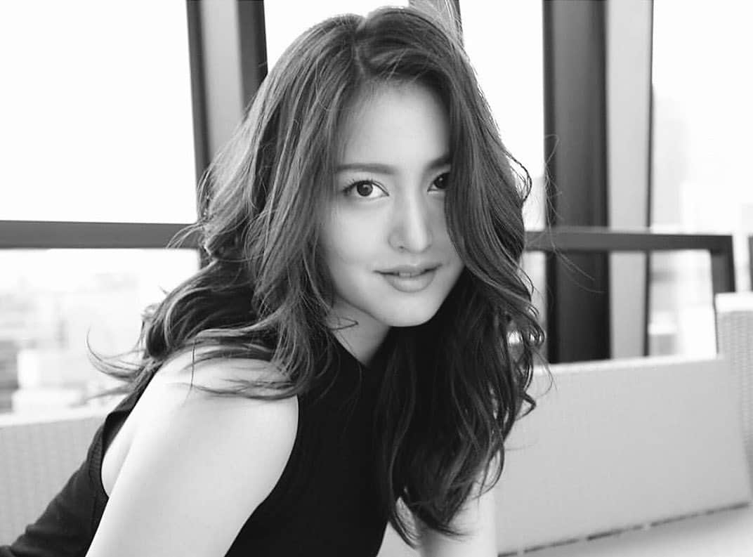 小柴綾香さんのインスタグラム写真 - (小柴綾香Instagram)「最近結成したアート&インテリアスタイリングチーム @baletti_styling が、 @ml.modernliving 誌のスタイリングデザイン大賞にノミネート中です。  私は @bebitalia や @paola_lenti_official  をはじめとする家具ならびに #鈴鹿哲生 さん、#八頭司昴 さんの作品を提案させて頂いております。  新型コロナウイルスによる自粛をきっかけに、ご自宅に飾るアートの相談を受けることが増え、生活の中にアートを組み込む事がいかに人々の心を癒し、感性を豊かにするかを改めて実感しました。  これからも沢山の方々の真の喜びとなるアートの提案・アドバイスが出来るよう、精進して参ります。  今後もご自宅、オフィス、船、レストラン、バーなどの空間スタイリングを予定していますので、お楽しみに😌」10月18日 22時41分 - ayakakoshiba