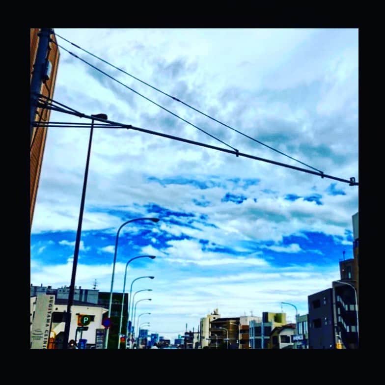 ダンドイ舞莉花のインスタグラム：「3ヶ月。  午後にお稽古場から見えた夕日がとっても素敵でした。  一旦稽古が止まって、みんなで外を眺めてる時間がなんだかほっこりした😌  鏡越しに移る街並みがちょっとニューヨークに見える！ってね🌆」