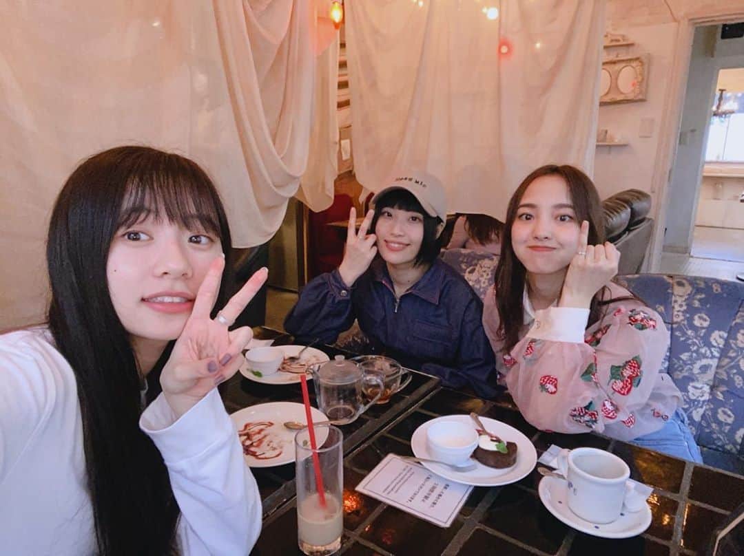 飯窪春菜のインスタグラム：「女子3人でリング作りました☺️ 初めてアクセサリー作ったけどもう愛着湧いちゃって、ずっとつけてます🥰❣️ ・ 作業中、すっごい真剣。笑 ・ #accessory #ring #silver #silverring #handmade」